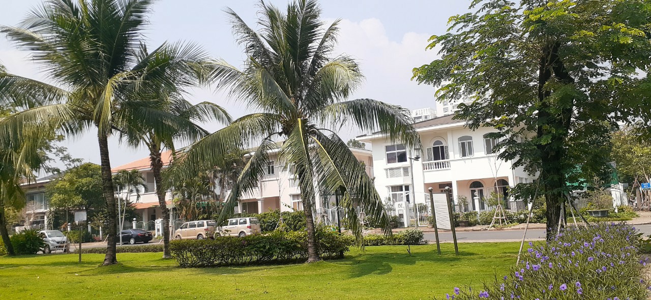 Cho thuê biệt thự đơn lập Mỹ Phú, phú mỹ hưng, quận 7 . Diện tích: 400m đối diện công viên, nội thất đầy đủ. 4 phòng ngủ. Khu an ninh yên tĩnh, bảo vệ 24/24. Giá: 90 triệu/ tháng. Liên hê: hotline Ngọc Thư  xem nhà