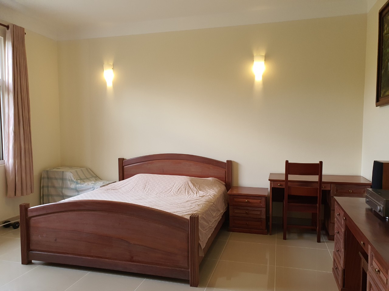 Cho thuê biệt thự đơn lập Mỹ Phú, phú mỹ hưng, quận 7 . Diện tích: 400m đối diện công viên, nội thất đầy đủ. 4 phòng ngủ. Khu an ninh yên tĩnh, bảo vệ 24/24. Giá: 90 triệu/ tháng. Liên hê: hotline Ngọc Thư  xem nhà - 4366