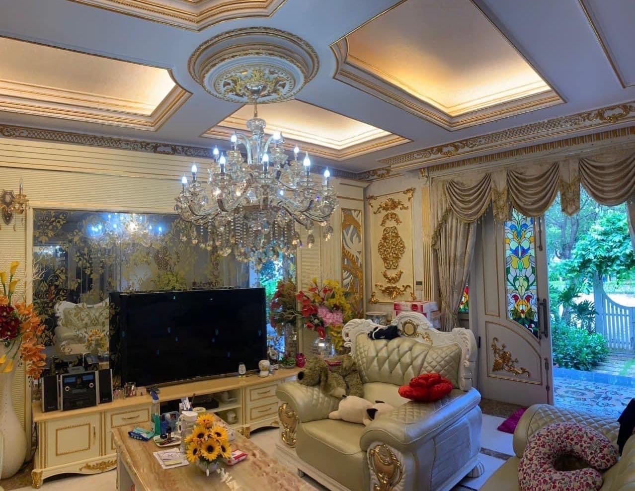 Cần bán biệt thự Chateau Phú Mỹ Hưng. Diện tích: 7,5x 26m. DTXD: 310m, trệt, 2 lâu. Nội thất cao cấp, cổ điển , dát vàng. 3 phòng ngủ, phòng karaok rộng. Giá chỉ 89 tỷ. Quý khách có nhu cầu liên hệ: hotline Ngọc Thư ( zalo, viber)