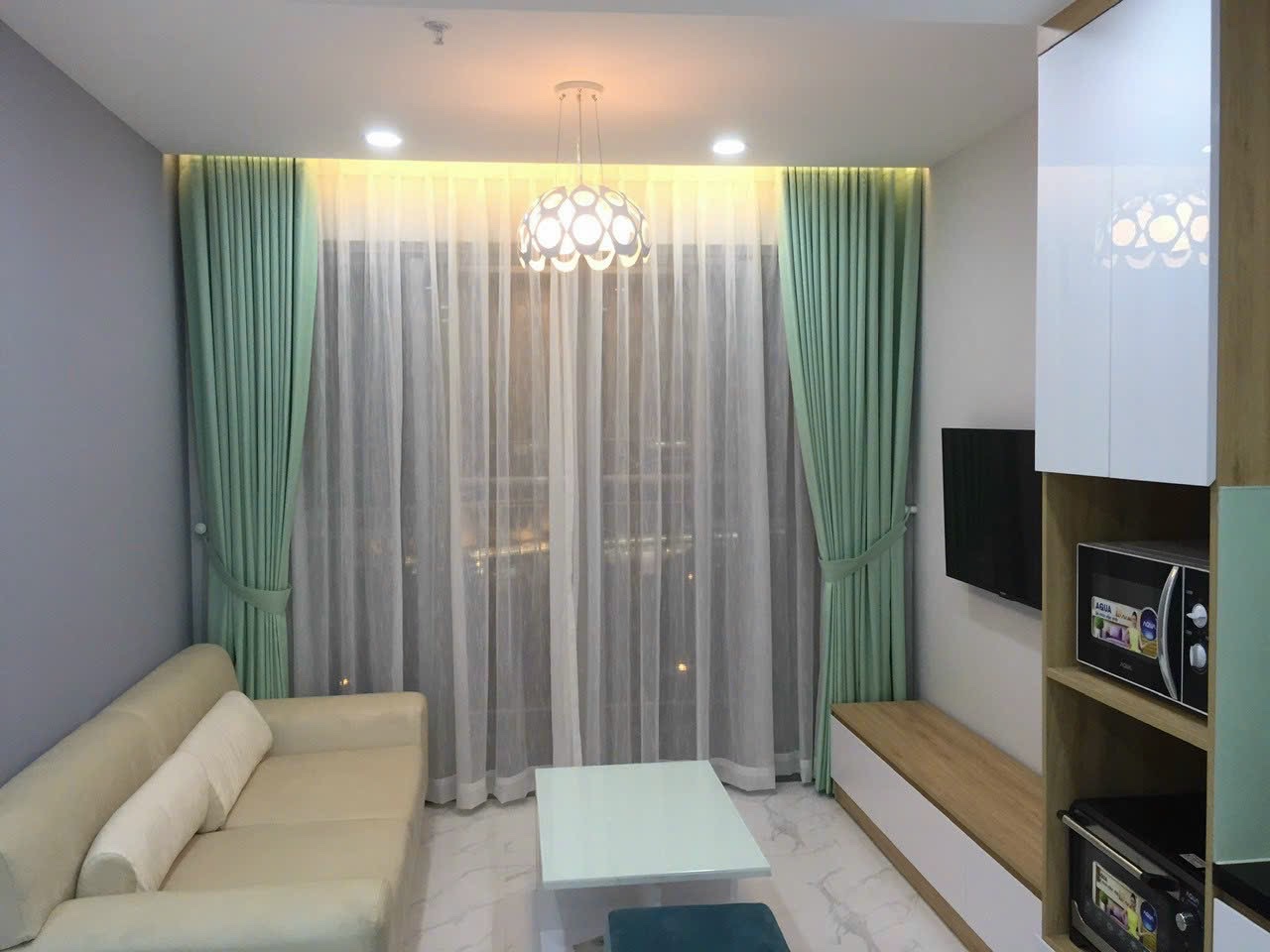 Cho thuê căn hộ Scenic Vallay Phú Mỹ Hưng. Diện tích 71m, 2 phòng ngủ, 2 wc. Nội thất cao cấp. Giá chỉ 18 triệu/ tháng. Quý khách xem nhà liên hệ: hotline Ngọc Thư
