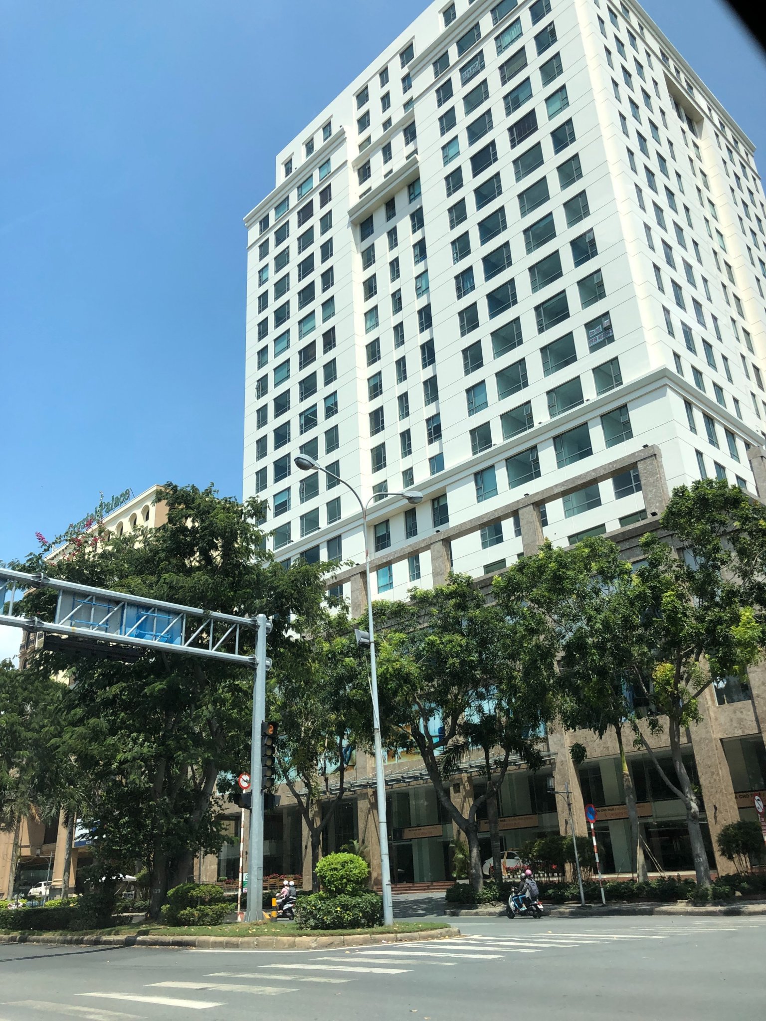 Cho thuê 2 sàn văn phòng tại Golden King, đường Nguyễn Lương Bằng, PMH, Q.7, DT 330m2/1 sàn, giá: 75tr/1 sàn 330m2. LH: hotline