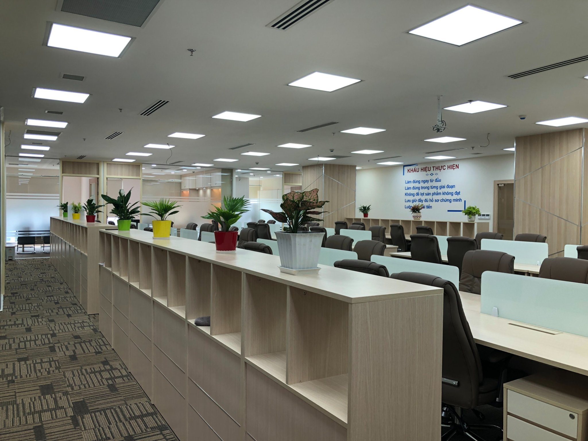 Cho thuê 2 sàn văn phòng tại Golden King, đường Nguyễn Lương Bằng, PMH, Q.7, DT 330m2/1 sàn, giá: 75tr/1 sàn 330m2. LH: hotline - 4398