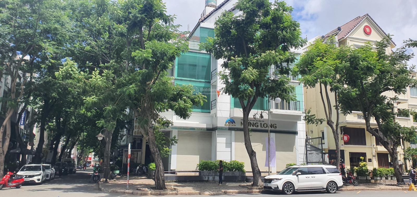 Cho thuê nhà phố góc 2 mặt tiền Bùi Bằng Đoàn, Phú Mỹ Hưng, Q.7, DT:11x18,5m xây 6 tầng, thang máy, 195tr/tháng. LH: hotline - 4400