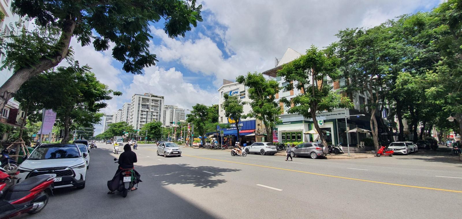 Cho thuê nhà phố góc 2 mặt tiền Bùi Bằng Đoàn, Phú Mỹ Hưng, Q.7, DT:11x18,5m xây 6 tầng, thang máy, 195tr/tháng. LH: hotline - 4401