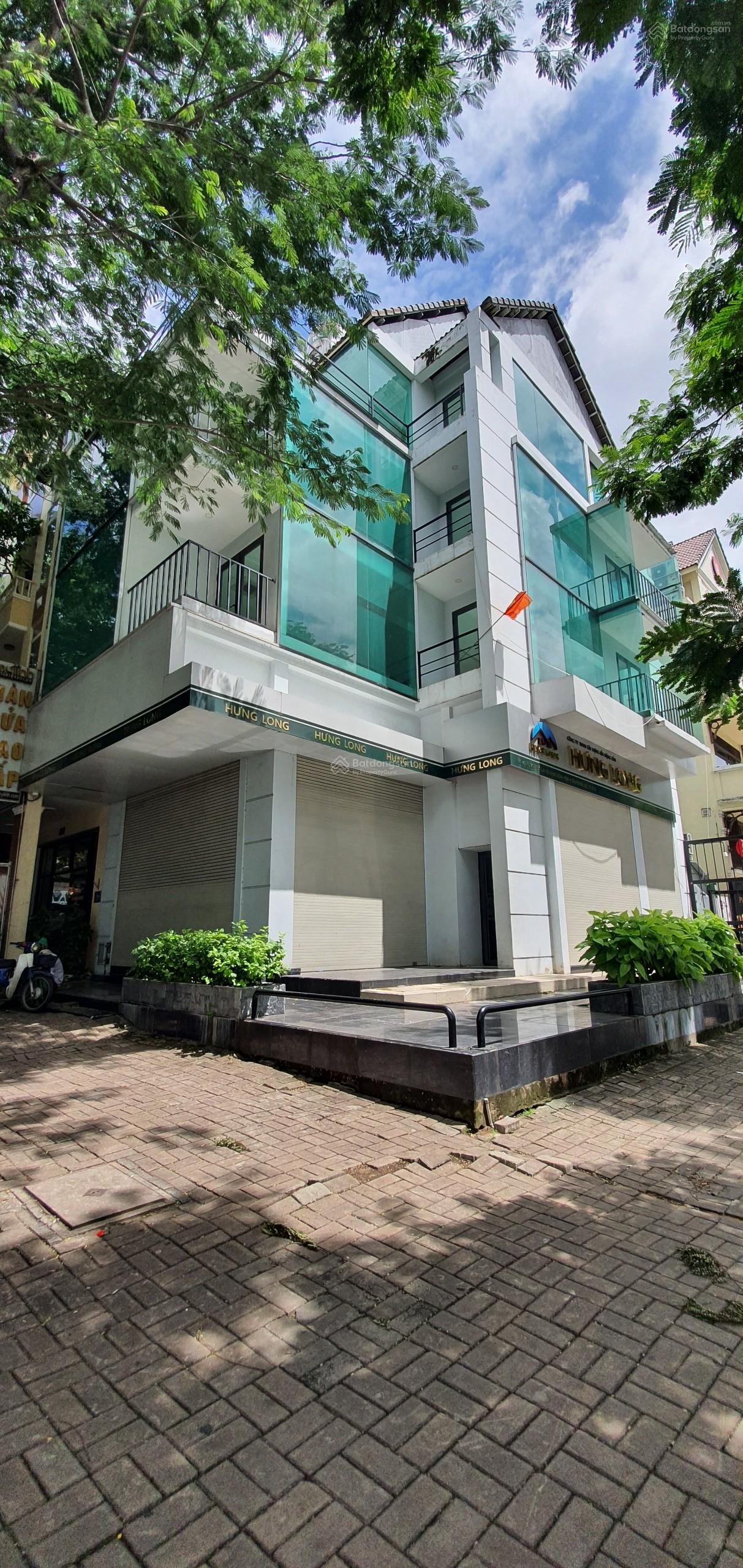 Cho thuê nhà phố góc 2 mặt tiền Bùi Bằng Đoàn, Phú Mỹ Hưng, Q.7, DT:11x18,5m xây 6 tầng, thang máy, 195tr/tháng. LH: hotline - 4403