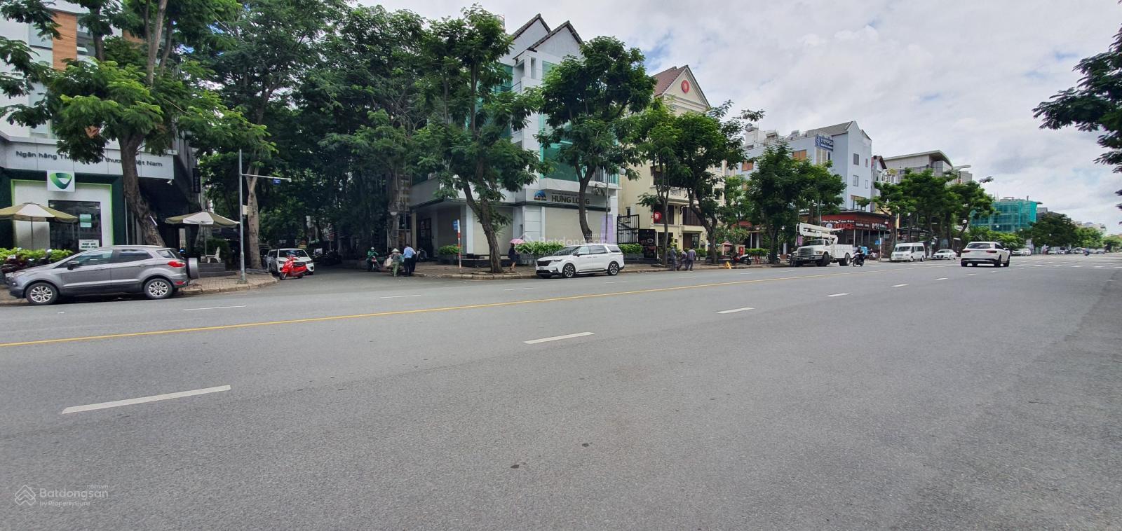 Cho thuê nhà phố góc 2 mặt tiền Bùi Bằng Đoàn, Phú Mỹ Hưng, Q.7, DT:11x18,5m xây 6 tầng, thang máy, 195tr/tháng. LH: hotline - 4402