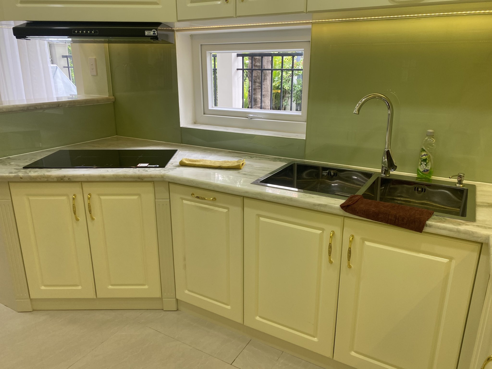 Cho thuê nhà phố vườn Mỹ Phú -Phú Mỹ Hưng. Gần trường Canada. Diện tích: 7x20m, nội thất đầy đủ, 4 phòng ngủ, 5wc. Hướng Đông Nam thoáng mát. Giá chỉ 60 triệu/ tháng. Anh chị xem nhà liên hệ: hotline Ngọc Thư ( zalo, viiber) - 4423