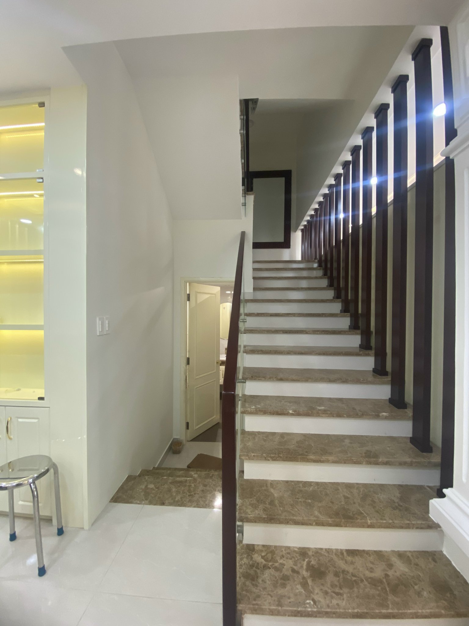 Cho thuê nhà phố vườn Mỹ Phú -Phú Mỹ Hưng. Gần trường Canada. Diện tích: 7x20m, nội thất đầy đủ, 4 phòng ngủ, 5wc. Hướng Đông Nam thoáng mát. Giá chỉ 60 triệu/ tháng. Anh chị xem nhà liên hệ: hotline Ngọc Thư ( zalo, viiber) - 4429