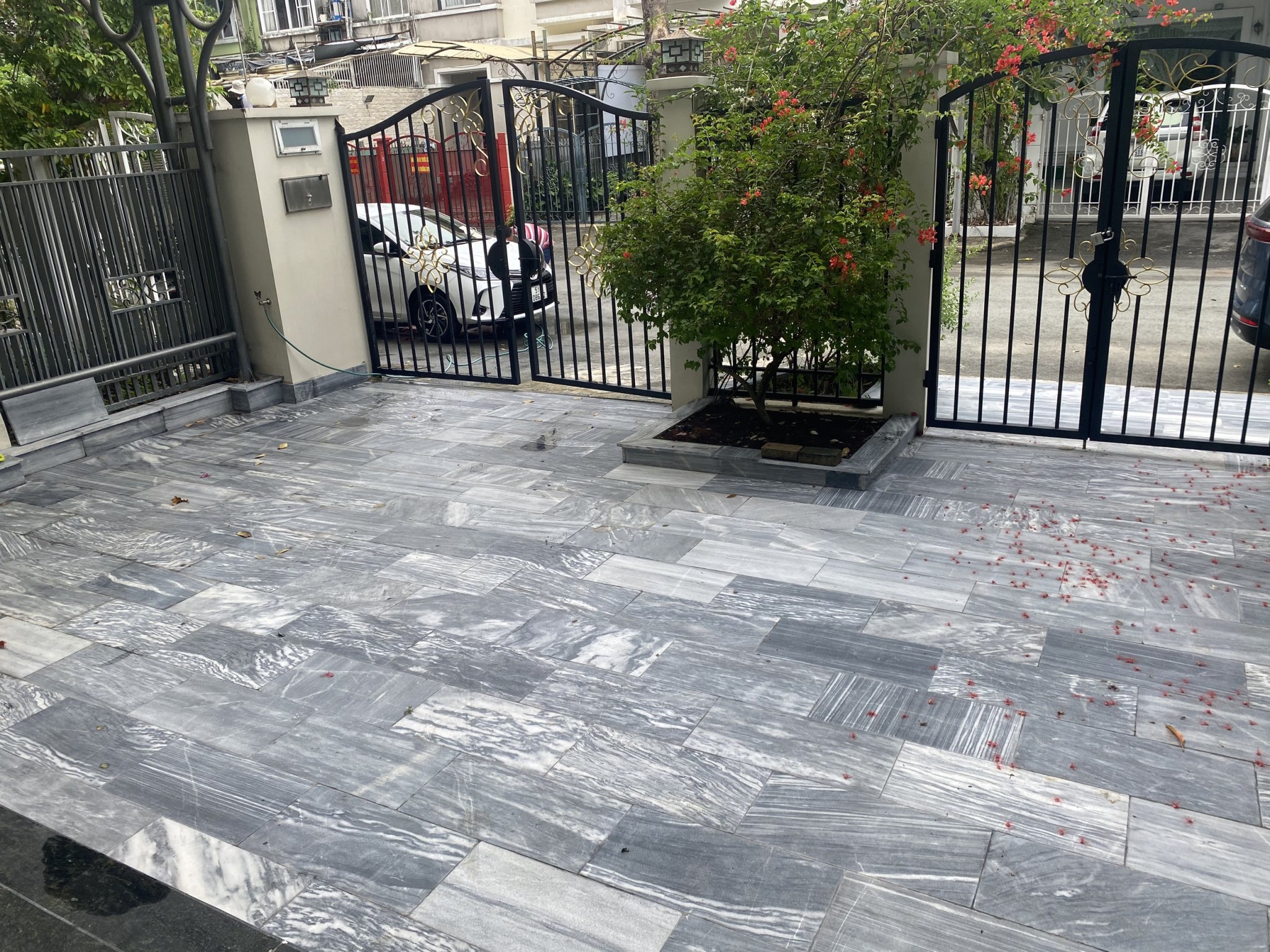 Cho thuê nhà phố vườn Mỹ Phú -Phú Mỹ Hưng. Gần trường Canada. Diện tích: 7x20m, nội thất đầy đủ, 4 phòng ngủ, 5wc. Hướng Đông Nam thoáng mát. Giá chỉ 60 triệu/ tháng. Anh chị xem nhà liên hệ: hotline Ngọc Thư ( zalo, viiber) - 4421