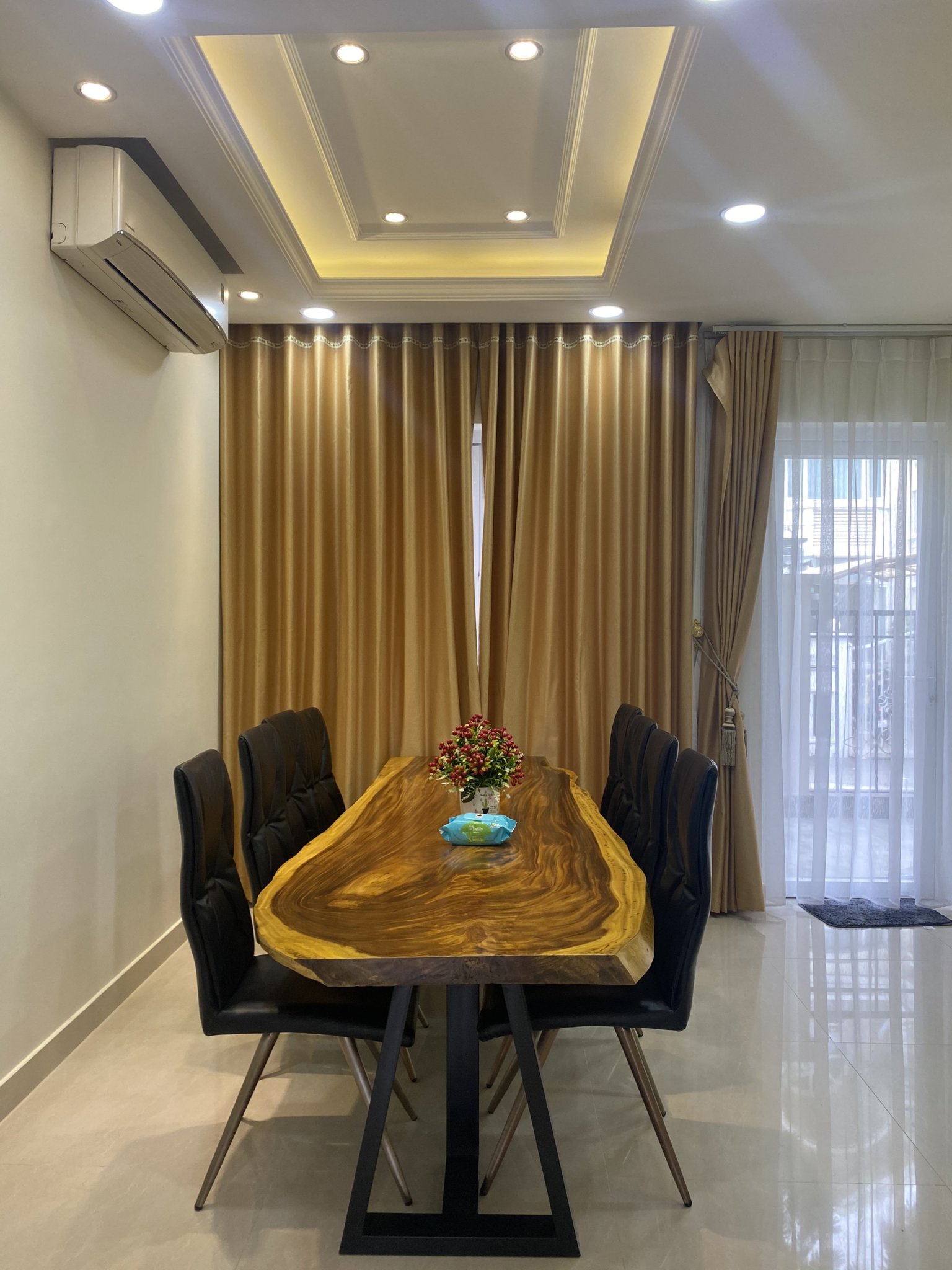 Cho thuê nhà phố vườn Mỹ Phú -Phú Mỹ Hưng. Gần trường Canada. Diện tích: 7x20m, nội thất đầy đủ, 4 phòng ngủ, 5wc. Hướng Đông Nam thoáng mát. Giá chỉ 60 triệu/ tháng. Anh chị xem nhà liên hệ: hotline Ngọc Thư ( zalo, viiber) - 4422