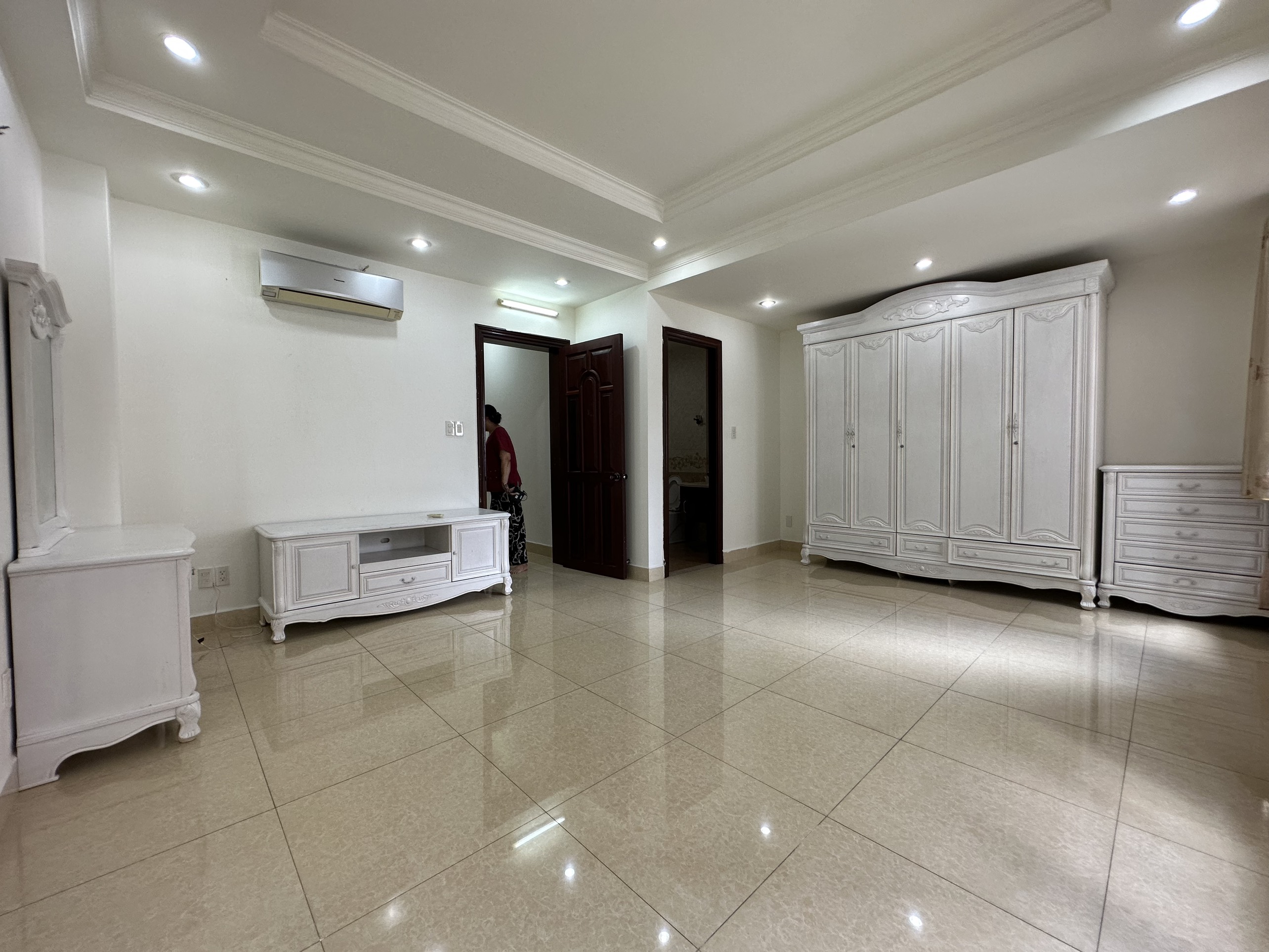 Nhà phố Hưng Gia cho thuê nằm cạnh trường học Võ Thị Sáu. Thích hợp làm văn phòng đại diện. Liên hệ: hotline Em Thành Luân - 4462