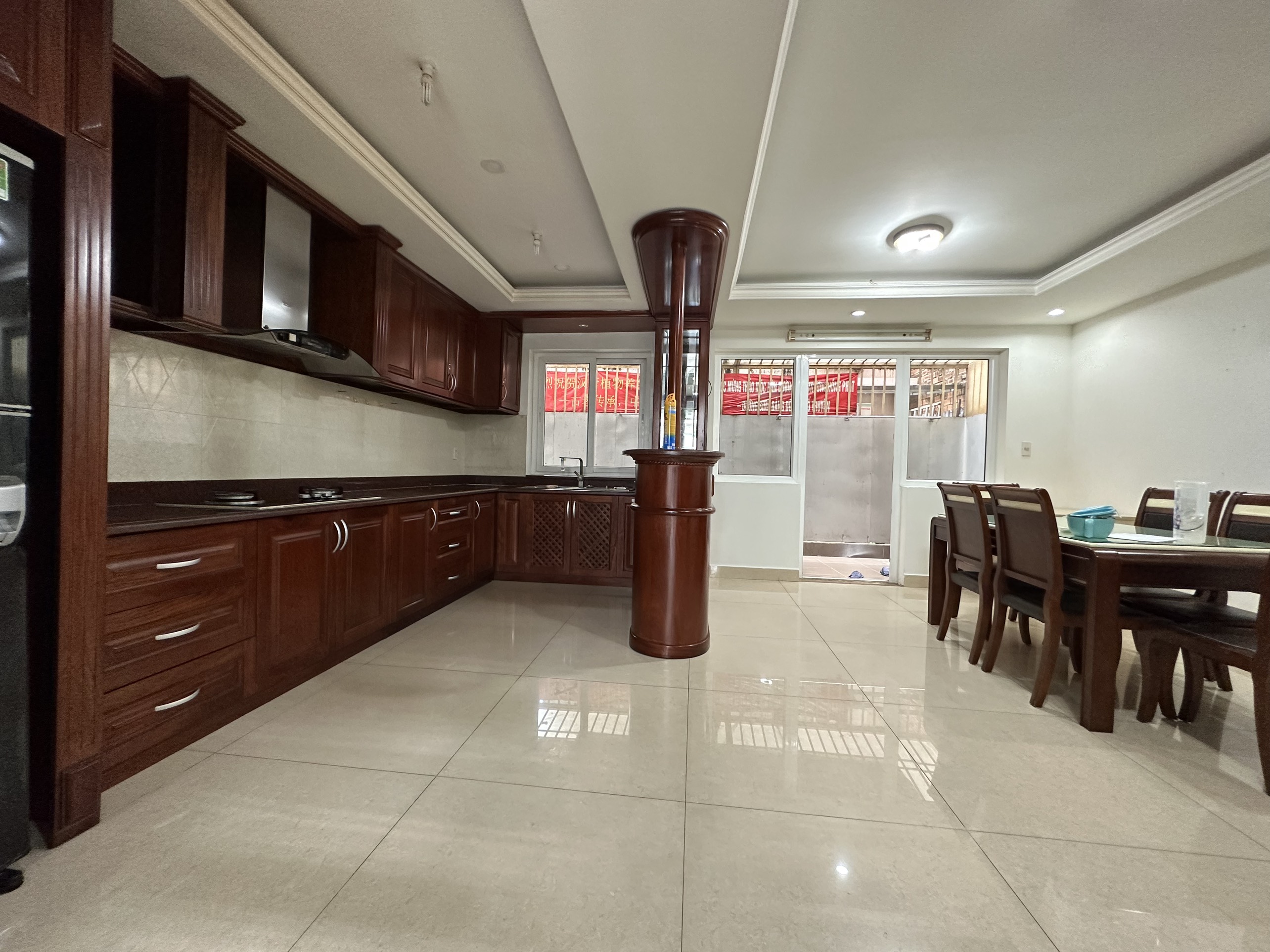 Nhà phố Hưng Gia cho thuê nằm cạnh trường học Võ Thị Sáu. Thích hợp làm văn phòng đại diện. Liên hệ: hotline Em Thành Luân - 4467