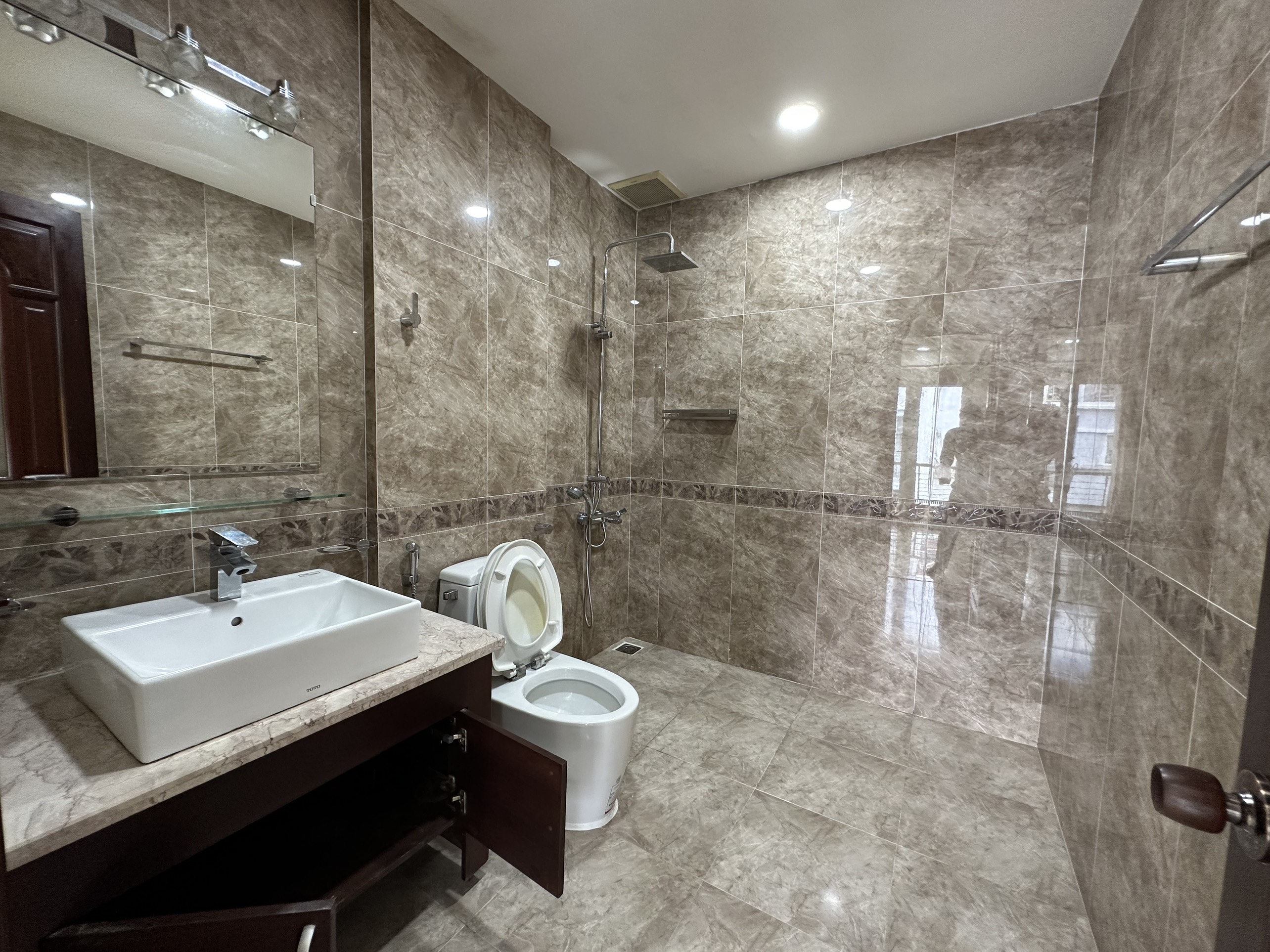Nhà phố Hưng Gia cho thuê nằm cạnh trường học Võ Thị Sáu. Thích hợp làm văn phòng đại diện. Liên hệ: hotline Em Thành Luân - 4463