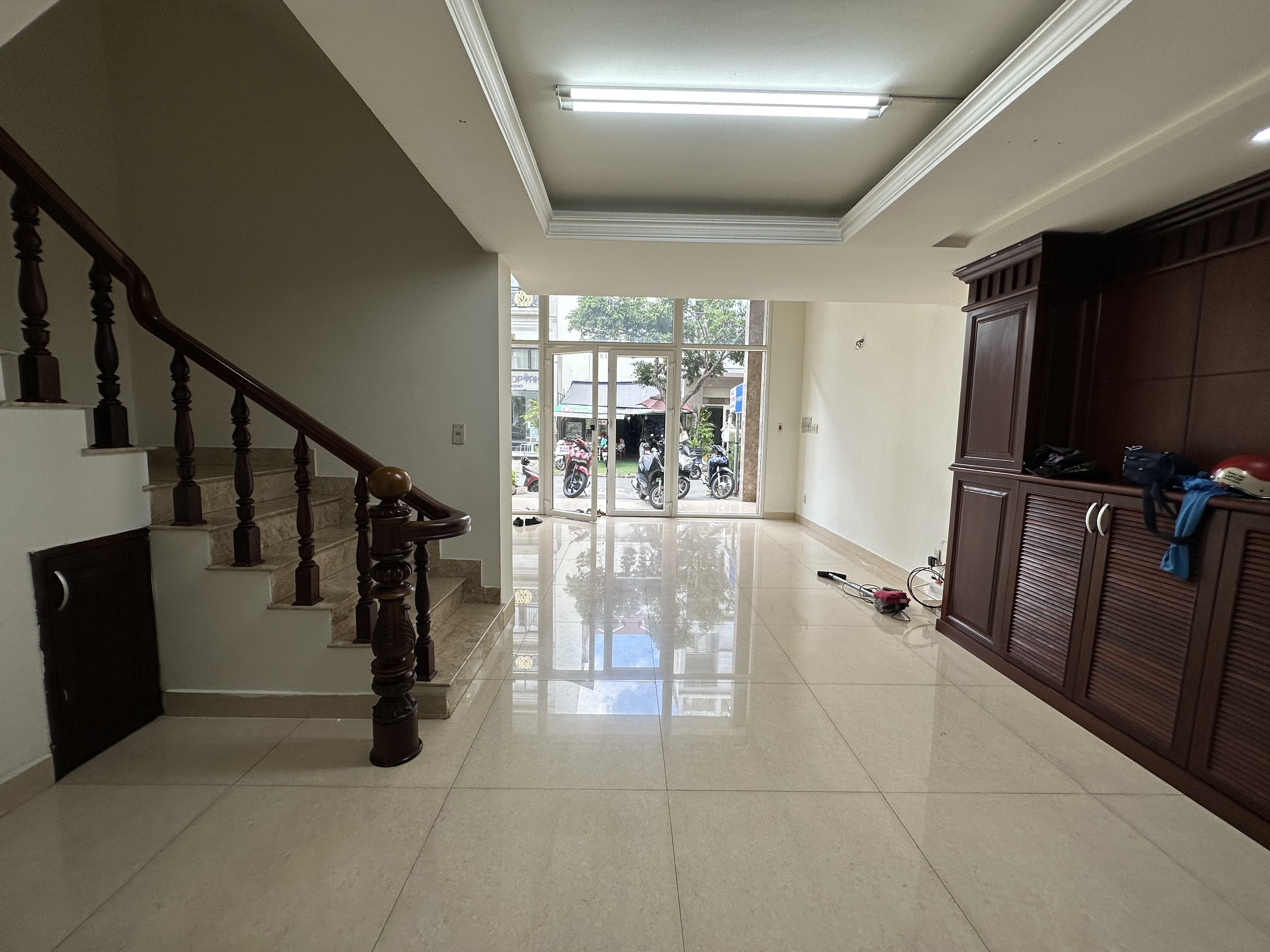 Nhà phố Hưng Gia cho thuê nằm cạnh trường học Võ Thị Sáu. Thích hợp làm văn phòng đại diện. Liên hệ: hotline Em Thành Luân - 4466