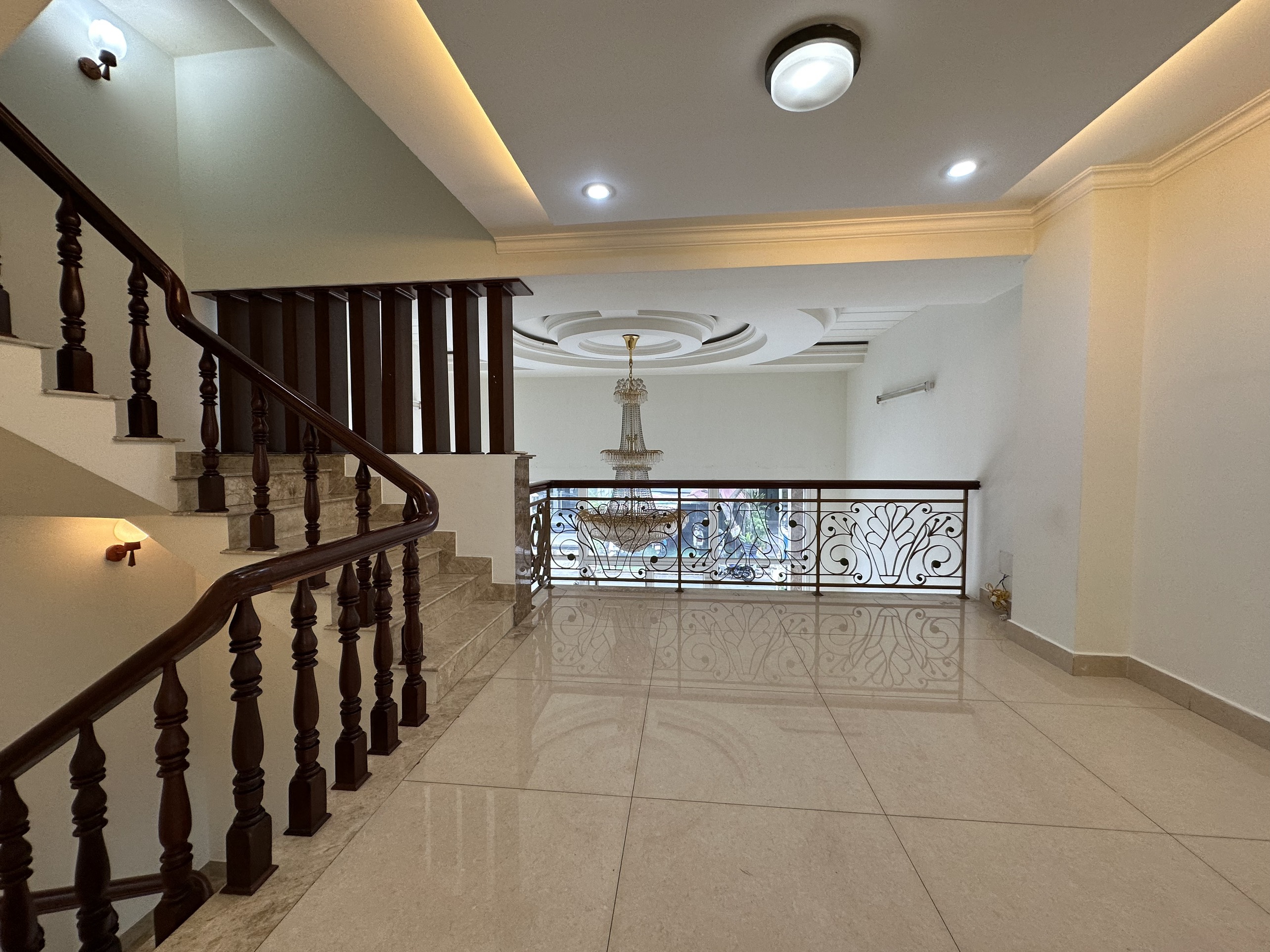 Nhà phố Hưng Gia cho thuê nằm cạnh trường học Võ Thị Sáu. Thích hợp làm văn phòng đại diện. Liên hệ: hotline Em Thành Luân - 4464