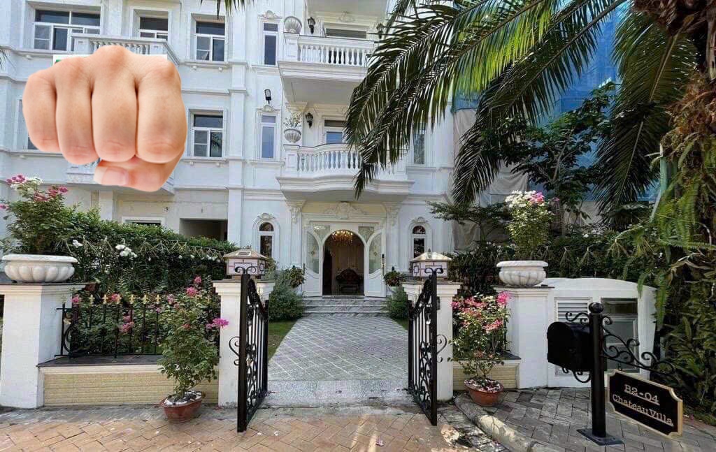 Cần bán biệt thự Vip B2-04 Chateau Villa Phú Mỹ Hưng. Nhà hoàn thiện, đã có nội thất. Tông trắng tôn lên vẻ sang trọng. Giá 80 tỷ có thương lượng cho quý Anh Chị thiện chí. Liên hệ: hotline Em Thành Luân