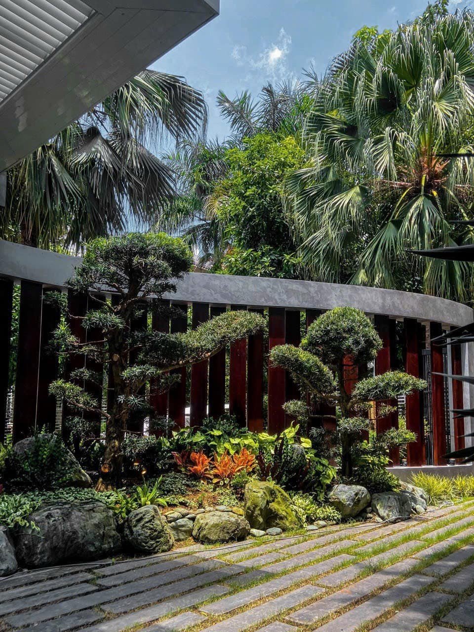 Cho thuê biệt thự Đơn Lập có Hồ Bơi khu Cảnh Đồi, Phú Mỹ Hưng. Nhà thiết kế có thang máy, sân vườn rộng và hồ bơi đem lại sự tiện nghi, thoải mái. Nội thất đầy đủ theo phong cách hiện đại. Quý Anh Chị xem nhà thực tế vui lòng liên hệ: hotline Em Thành Luân - 4499