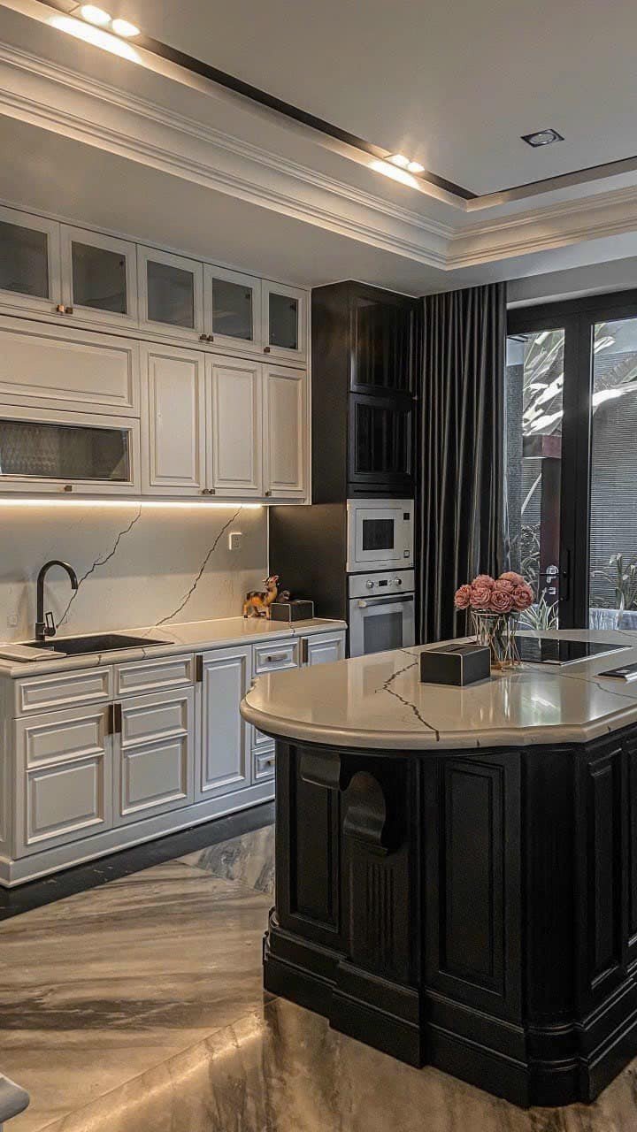 Cho thuê biệt thự Đơn Lập có Hồ Bơi khu Cảnh Đồi, Phú Mỹ Hưng. Nhà thiết kế có thang máy, sân vườn rộng và hồ bơi đem lại sự tiện nghi, thoải mái. Nội thất đầy đủ theo phong cách hiện đại. Quý Anh Chị xem nhà thực tế vui lòng liên hệ: hotline Em Thành Luân - 4501