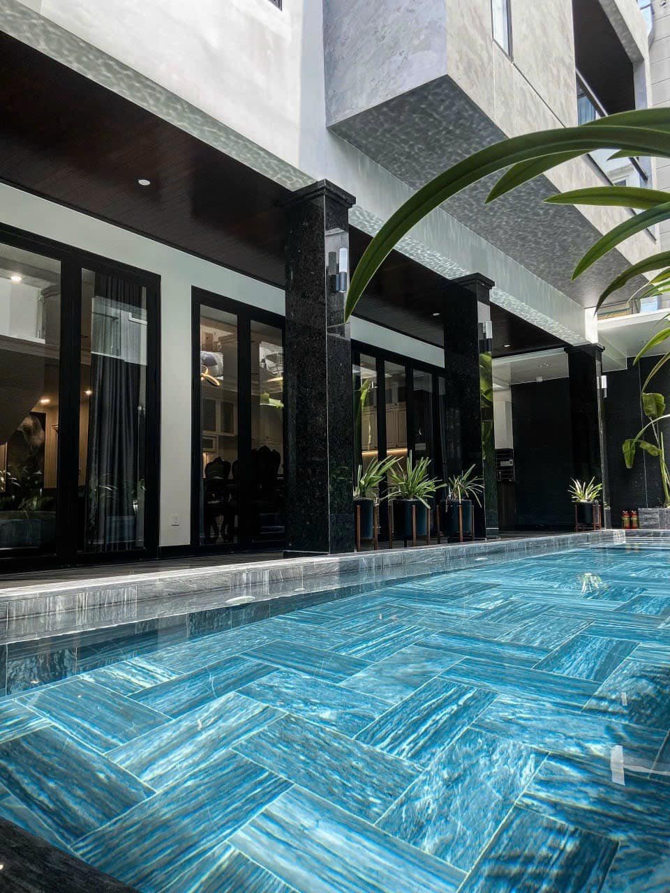 Cho thuê biệt thự Đơn Lập có Hồ Bơi khu Cảnh Đồi, Phú Mỹ Hưng. Nhà thiết kế có thang máy, sân vườn rộng và hồ bơi đem lại sự tiện nghi, thoải mái. Nội thất đầy đủ theo phong cách hiện đại. Quý Anh Chị xem nhà thực tế vui lòng liên hệ: hotline Em Thành Luân - 4504