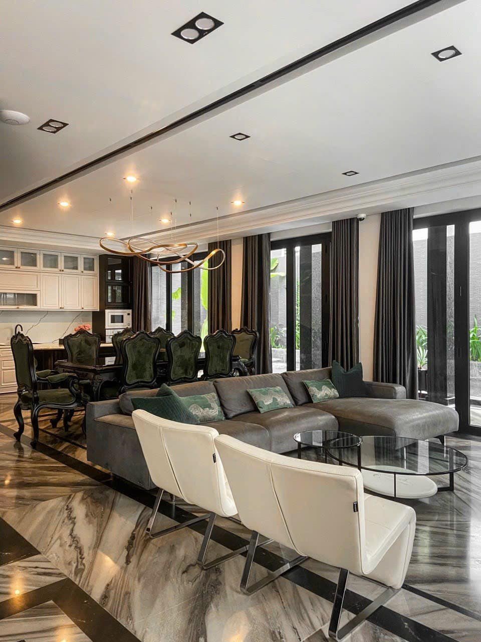 Cho thuê biệt thự Đơn Lập có Hồ Bơi khu Cảnh Đồi, Phú Mỹ Hưng. Nhà thiết kế có thang máy, sân vườn rộng và hồ bơi đem lại sự tiện nghi, thoải mái. Nội thất đầy đủ theo phong cách hiện đại. Quý Anh Chị xem nhà thực tế vui lòng liên hệ: hotline Em Thành Luân - 4500