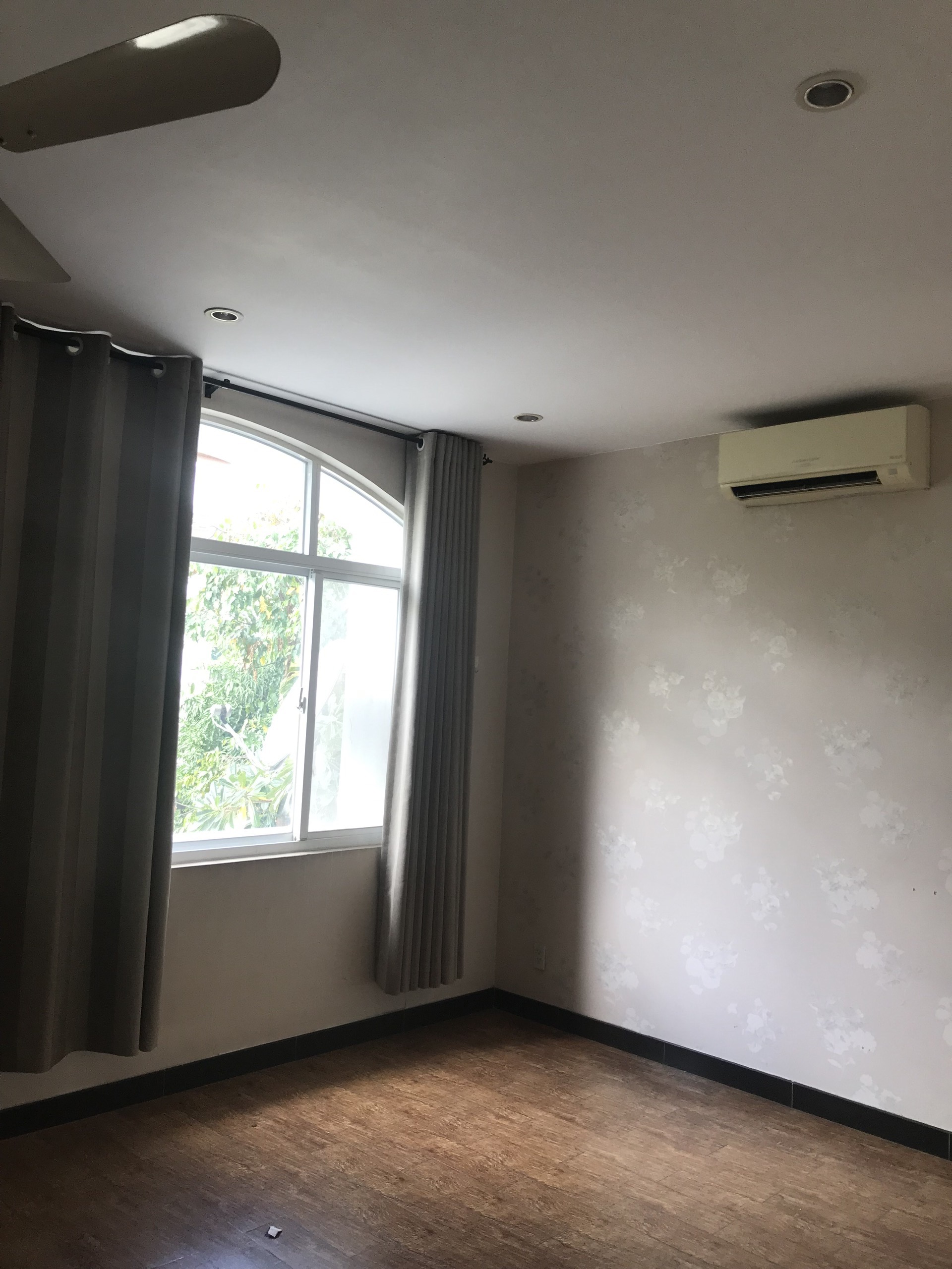Cho thuê nhà phố vườn Hưng Thái- Khu compound Phú Mỹ Hưng. Diện tích: 7x18m, 4 phòng ngủ, nhà trống. Nội thất cơ bản, thcish hợp vừa ở vừa làm văn phòng. Giá chỉ: 35tr/ tháng. Anh chị xem nhà liên hệ: hotline Ngọc Thư ( zalo, viber) - 4535