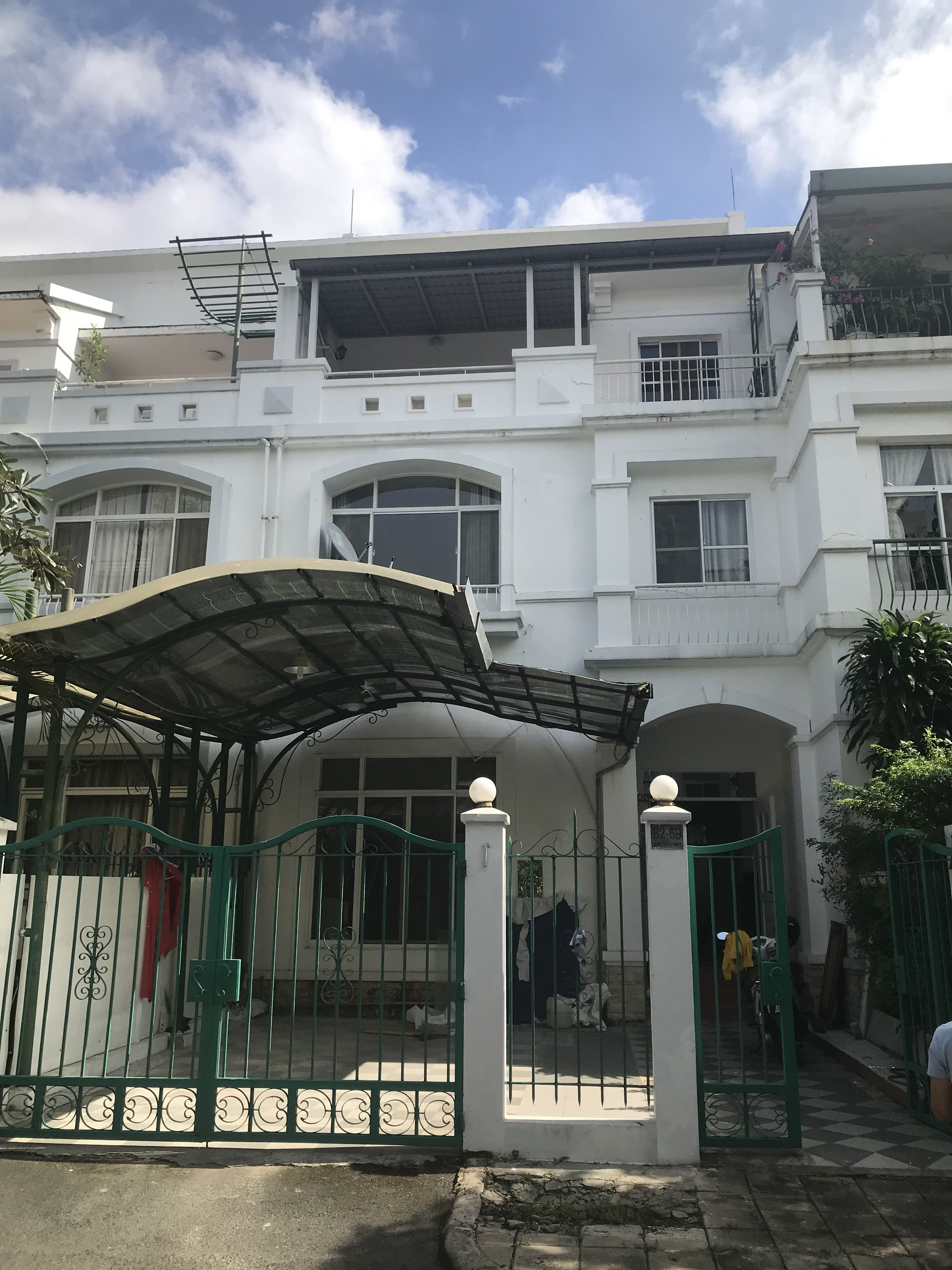 Cho thuê nhà phố vườn Hưng Thái- Khu compound Phú Mỹ Hưng. Diện tích: 7x18m, 4 phòng ngủ, nhà trống. Nội thất cơ bản, thcish hợp vừa ở vừa làm văn phòng. Giá chỉ: 35tr/ tháng. Anh chị xem nhà liên hệ: hotline Ngọc Thư ( zalo, viber)