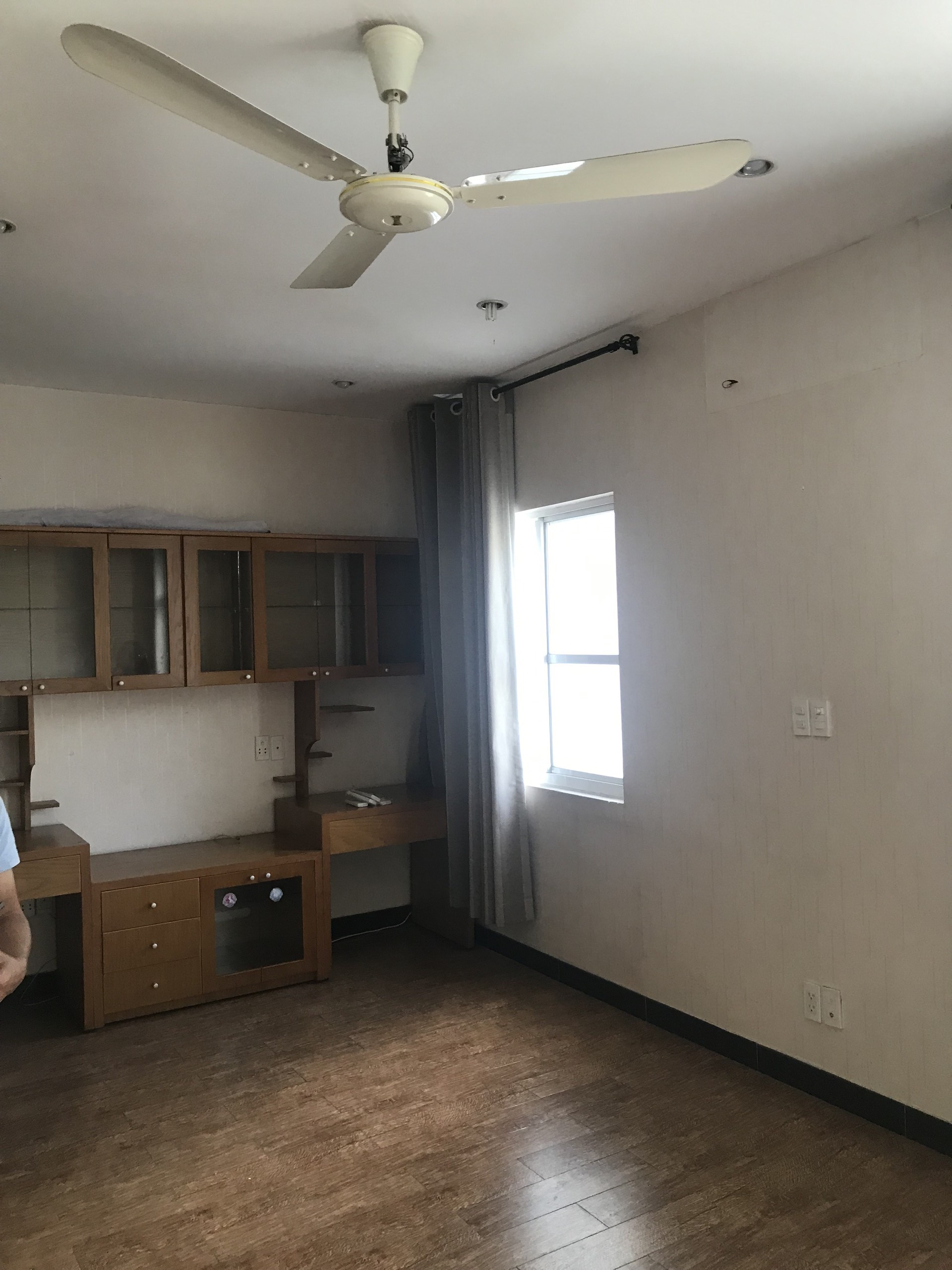 Cho thuê nhà phố vườn Hưng Thái- Khu compound Phú Mỹ Hưng. Diện tích: 7x18m, 4 phòng ngủ, nhà trống. Nội thất cơ bản, thcish hợp vừa ở vừa làm văn phòng. Giá chỉ: 35tr/ tháng. Anh chị xem nhà liên hệ: hotline Ngọc Thư ( zalo, viber) - 4533