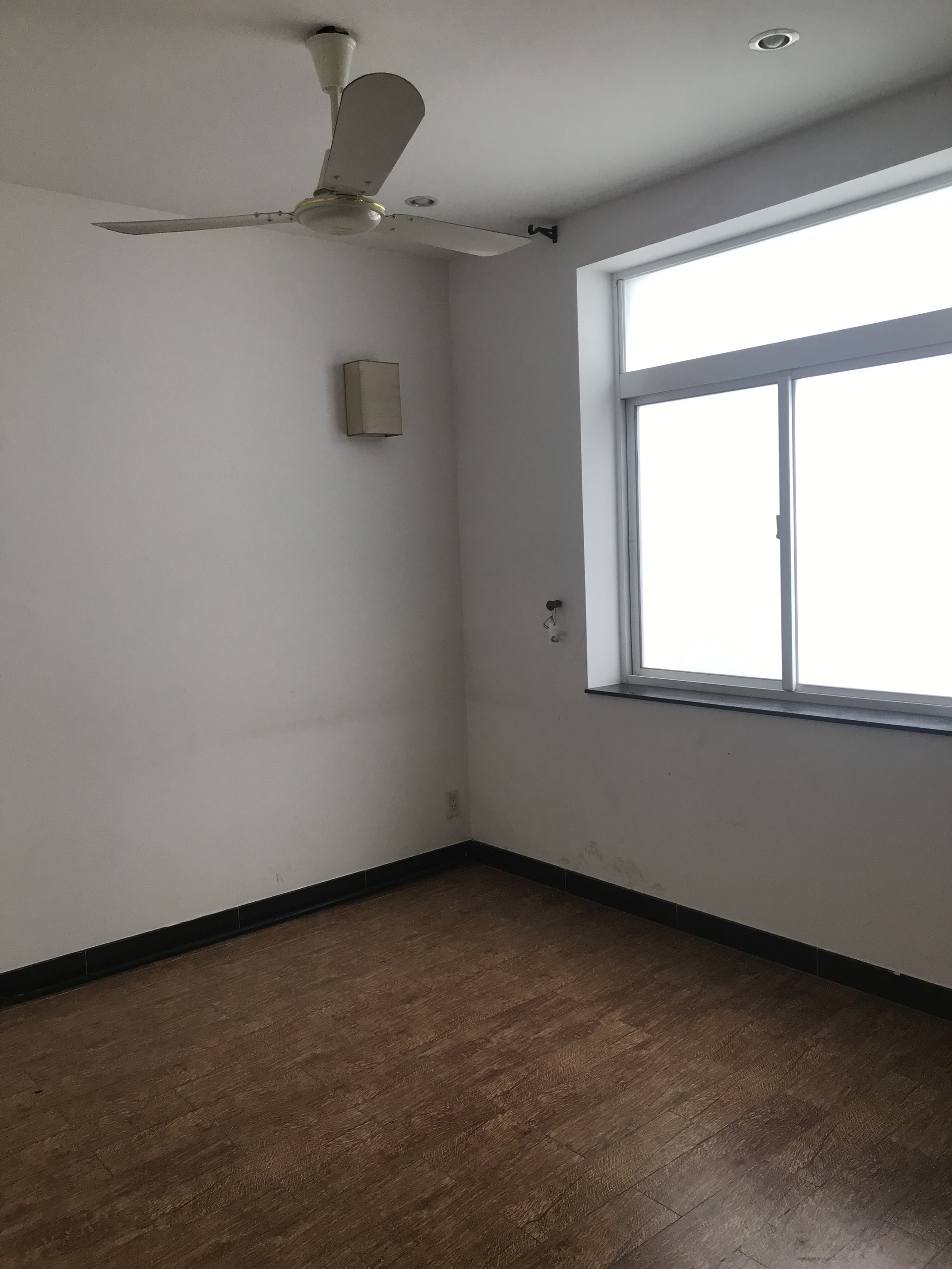 Cho thuê nhà phố vườn Hưng Thái- Khu compound Phú Mỹ Hưng. Diện tích: 7x18m, 4 phòng ngủ, nhà trống. Nội thất cơ bản, thcish hợp vừa ở vừa làm văn phòng. Giá chỉ: 35tr/ tháng. Anh chị xem nhà liên hệ: hotline Ngọc Thư ( zalo, viber) - 4536