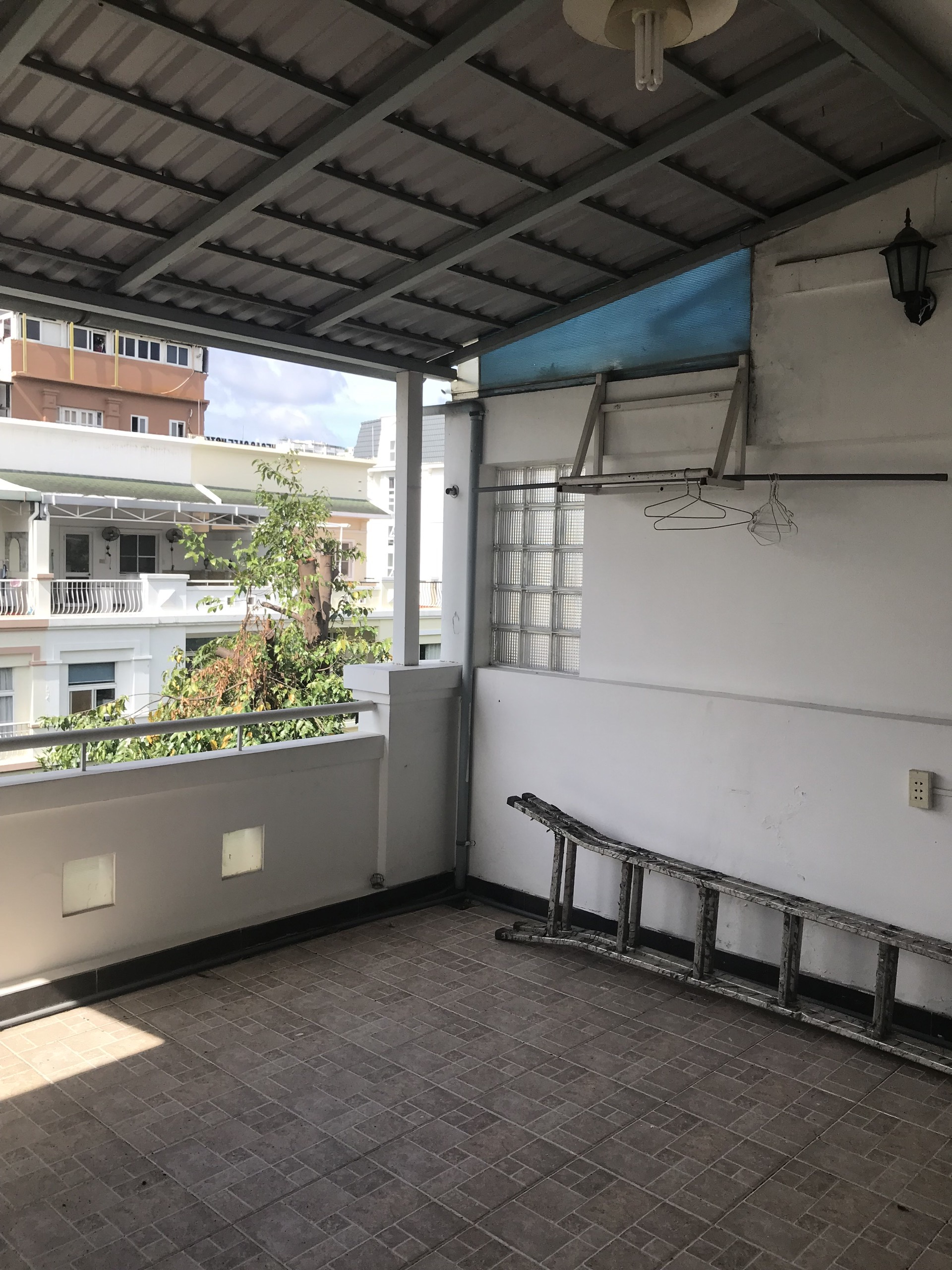 Cho thuê nhà phố vườn Hưng Thái- Khu compound Phú Mỹ Hưng. Diện tích: 7x18m, 4 phòng ngủ, nhà trống. Nội thất cơ bản, thcish hợp vừa ở vừa làm văn phòng. Giá chỉ: 35tr/ tháng. Anh chị xem nhà liên hệ: hotline Ngọc Thư ( zalo, viber) - 4537
