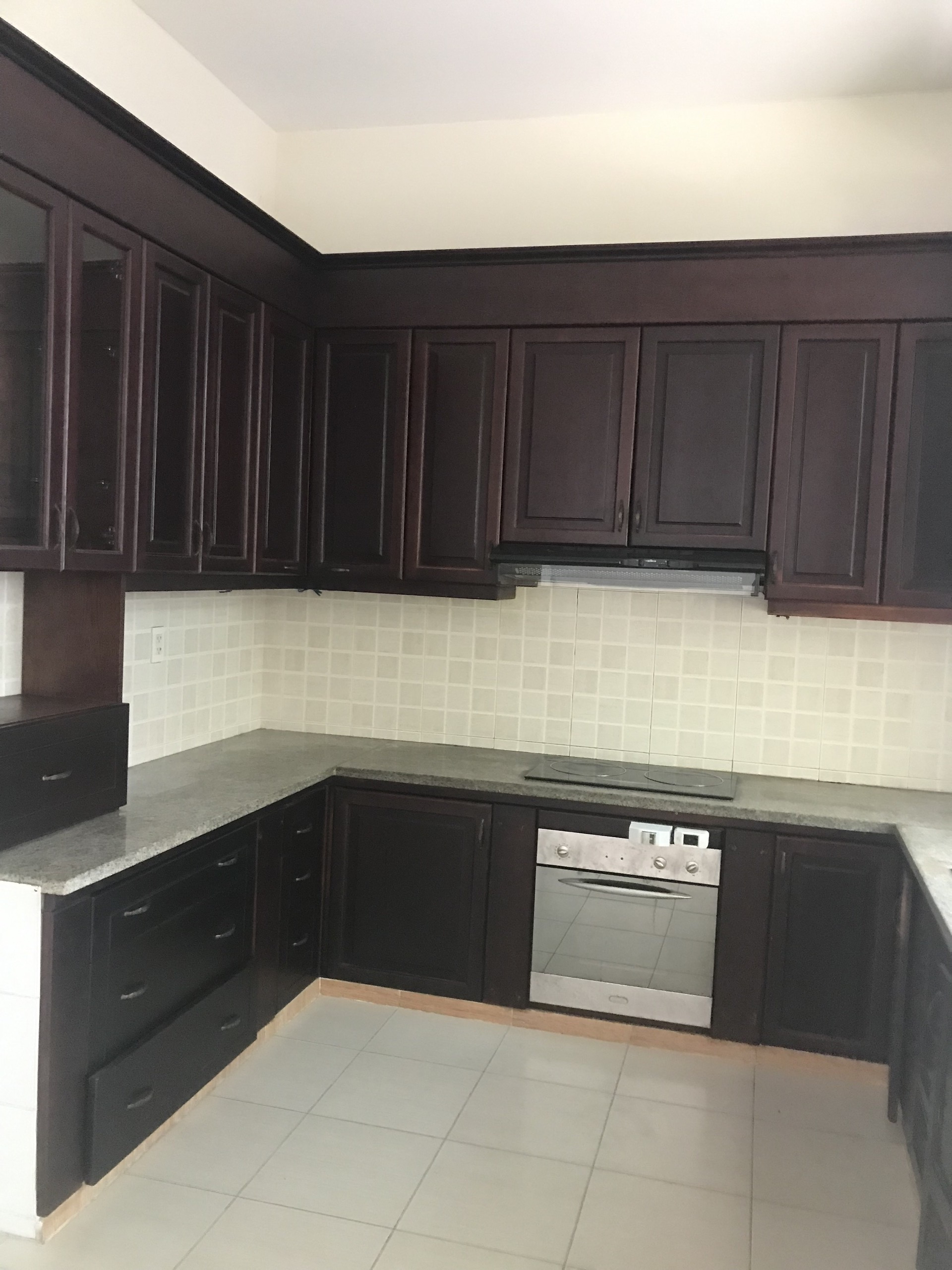Cho thuê nhà phố vườn Hưng Thái- Khu compound Phú Mỹ Hưng. Diện tích: 7x18m, 4 phòng ngủ, nhà trống. Nội thất cơ bản, thcish hợp vừa ở vừa làm văn phòng. Giá chỉ: 35tr/ tháng. Anh chị xem nhà liên hệ: hotline Ngọc Thư ( zalo, viber) - 4532