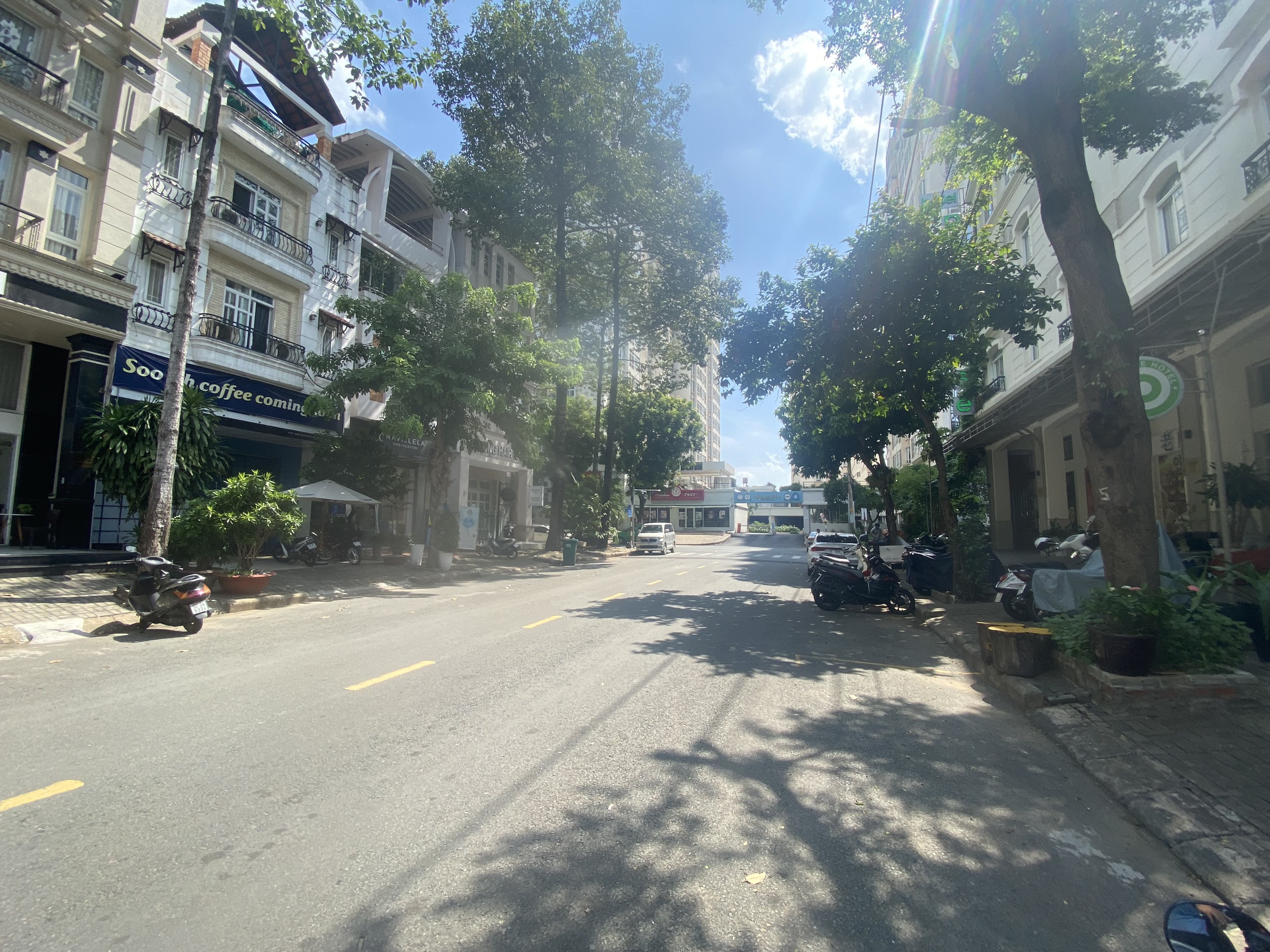 Cho thuê nhà phố có sẵn 8 phòng + thang máy. Thích hợp làm văn phòng, căn hộ dịch vụ, nhà hàng.... Vị trí đường lớn và cạnh khu người hàn Sky Garden. Giá đang tốt nhất khu. Liên hệ xem nhà : hotline Em Thành Luân - 4552