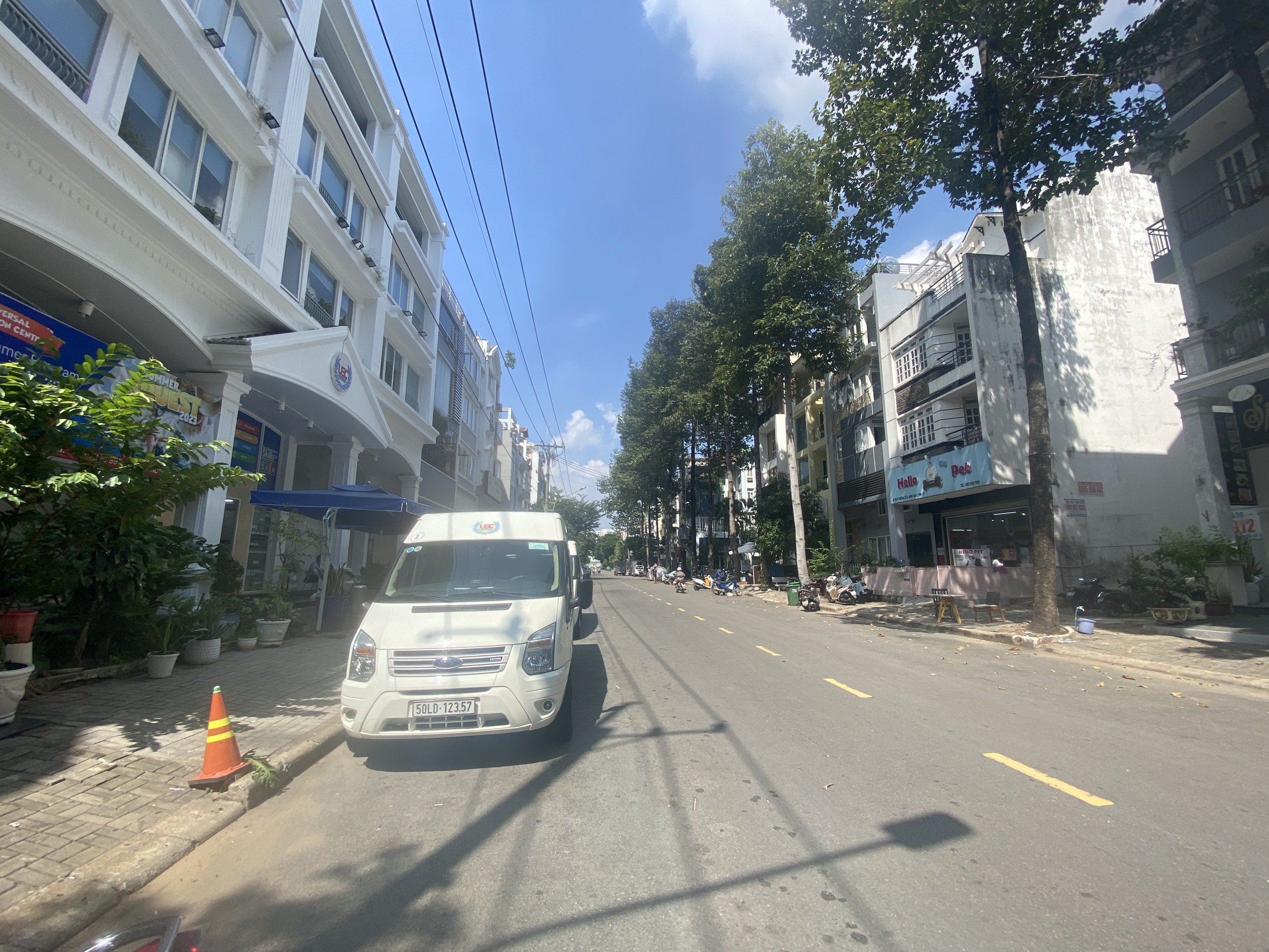 Cho thuê nhà phố có sẵn 8 phòng + thang máy. Thích hợp làm văn phòng, căn hộ dịch vụ, nhà hàng.... Vị trí đường lớn và cạnh khu người hàn Sky Garden. Giá đang tốt nhất khu. Liên hệ xem nhà : hotline Em Thành Luân - 4551