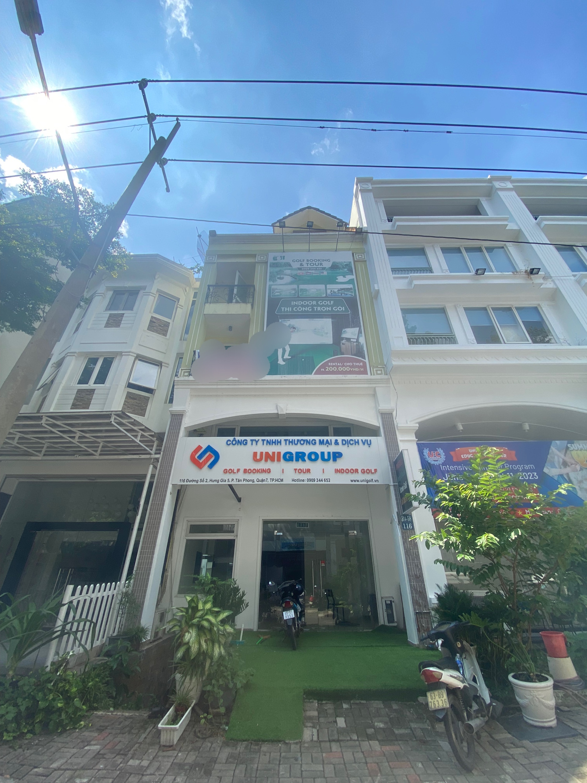 Cho thuê nhà phố có sẵn 8 phòng + thang máy. Thích hợp làm văn phòng, căn hộ dịch vụ, nhà hàng.... Vị trí đường lớn và cạnh khu người hàn Sky Garden. Giá đang tốt nhất khu. Liên hệ xem nhà : hotline Em Thành Luân