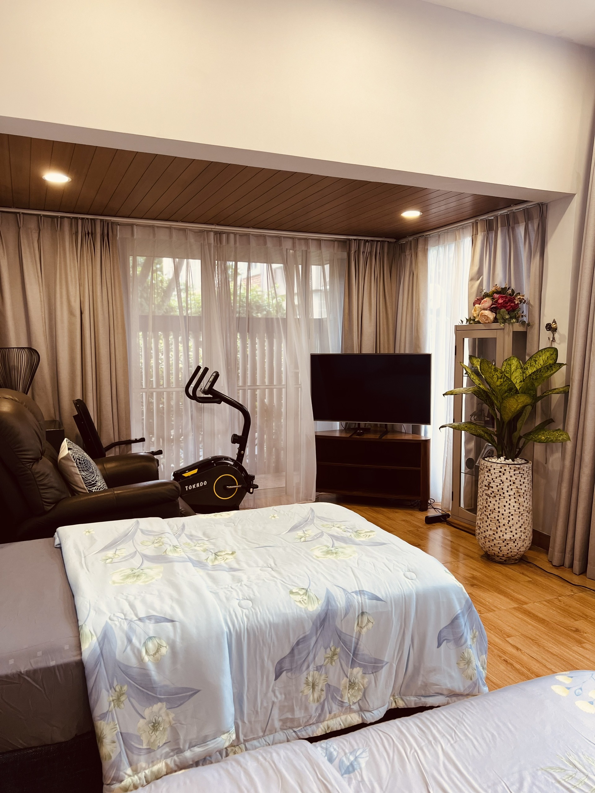Cần bán biệt thự Tứ Lập Phú Mỹ Hưng. Nhà gia chủ để ở nên thiết kế chỉn chu, đẹp và sang trong.  Tầm nhìn bao quát, có cây xanh thoáng mát. Liên hệ: hotline Em Thành Luân để xem trực tiếp - 4616