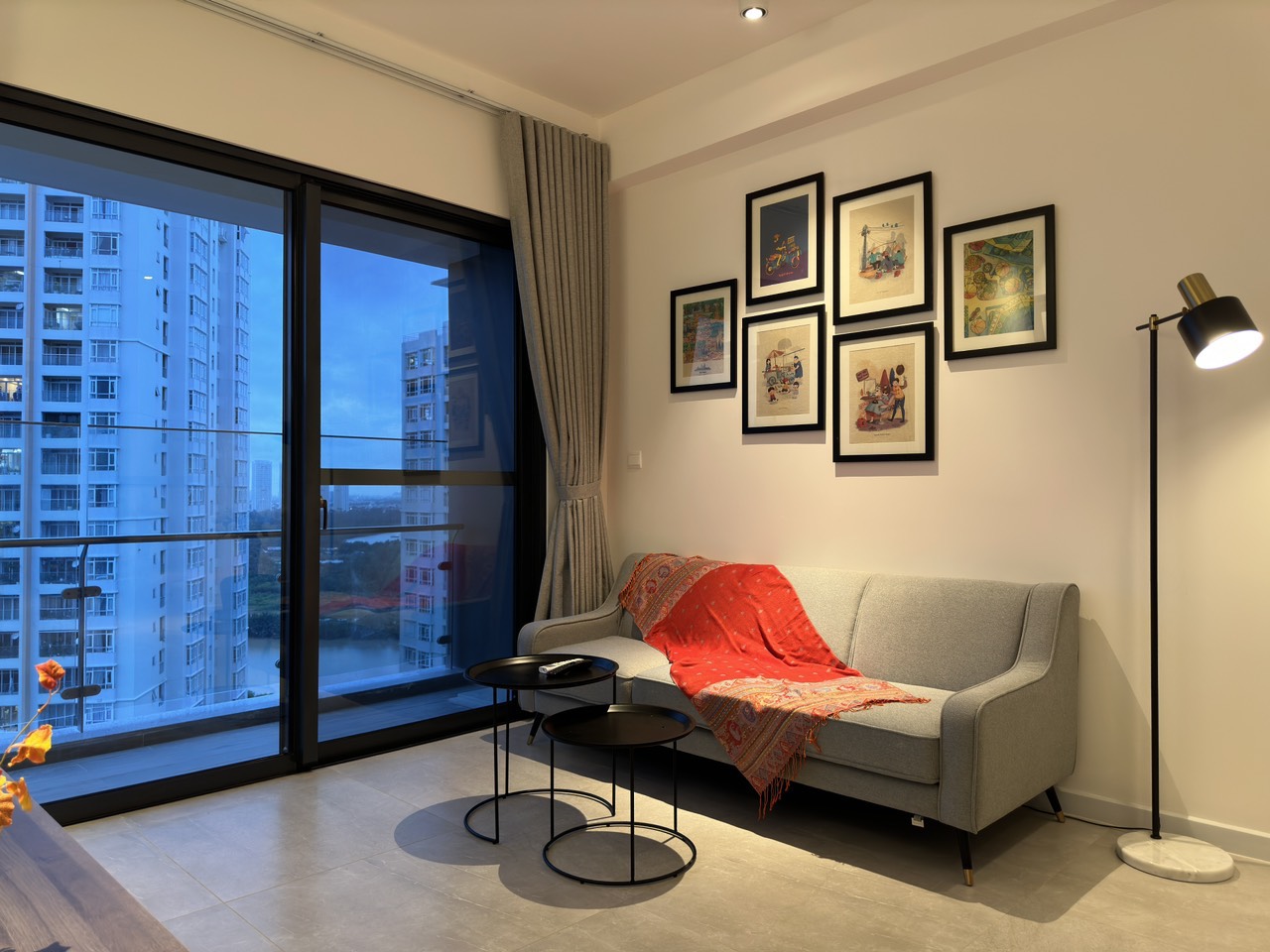 Cần cho thuê căn hộ cao cấp Antonia - Phú Mỹ Hưng. Diện tích: 81m, nội thất đầy đủ, 2 phòng ngủ, nhà mới thiết kế chưa ai ở, Giá chỉ: 24 triệu/ tháng . Khách xem nhà liên hệ: hotline Ngọc Thư