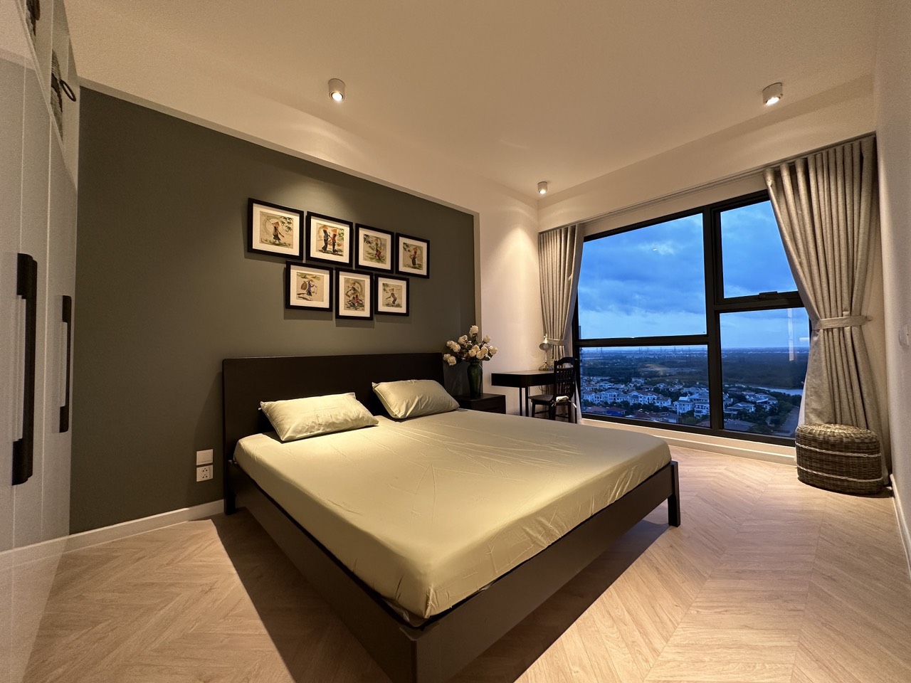 Cần cho thuê căn hộ cao cấp Antonia - Phú Mỹ Hưng. Diện tích: 81m, nội thất đầy đủ, 2 phòng ngủ, nhà mới thiết kế chưa ai ở, Giá chỉ: 24 triệu/ tháng . Khách xem nhà liên hệ: hotline Ngọc Thư - 4671