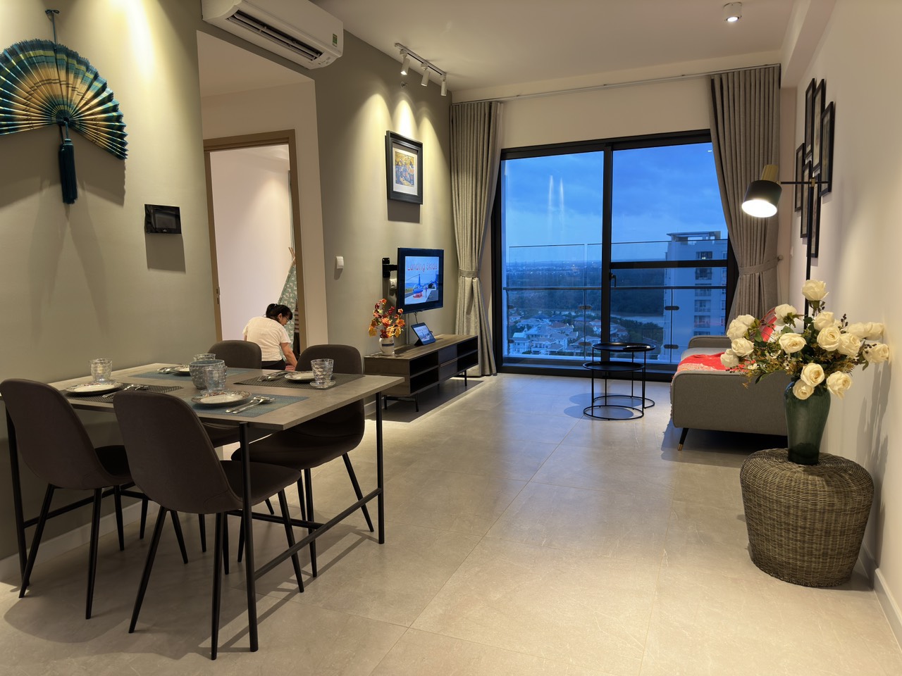 Cần cho thuê căn hộ cao cấp Antonia - Phú Mỹ Hưng. Diện tích: 81m, nội thất đầy đủ, 2 phòng ngủ, nhà mới thiết kế chưa ai ở, Giá chỉ: 24 triệu/ tháng . Khách xem nhà liên hệ: hotline Ngọc Thư - 4670