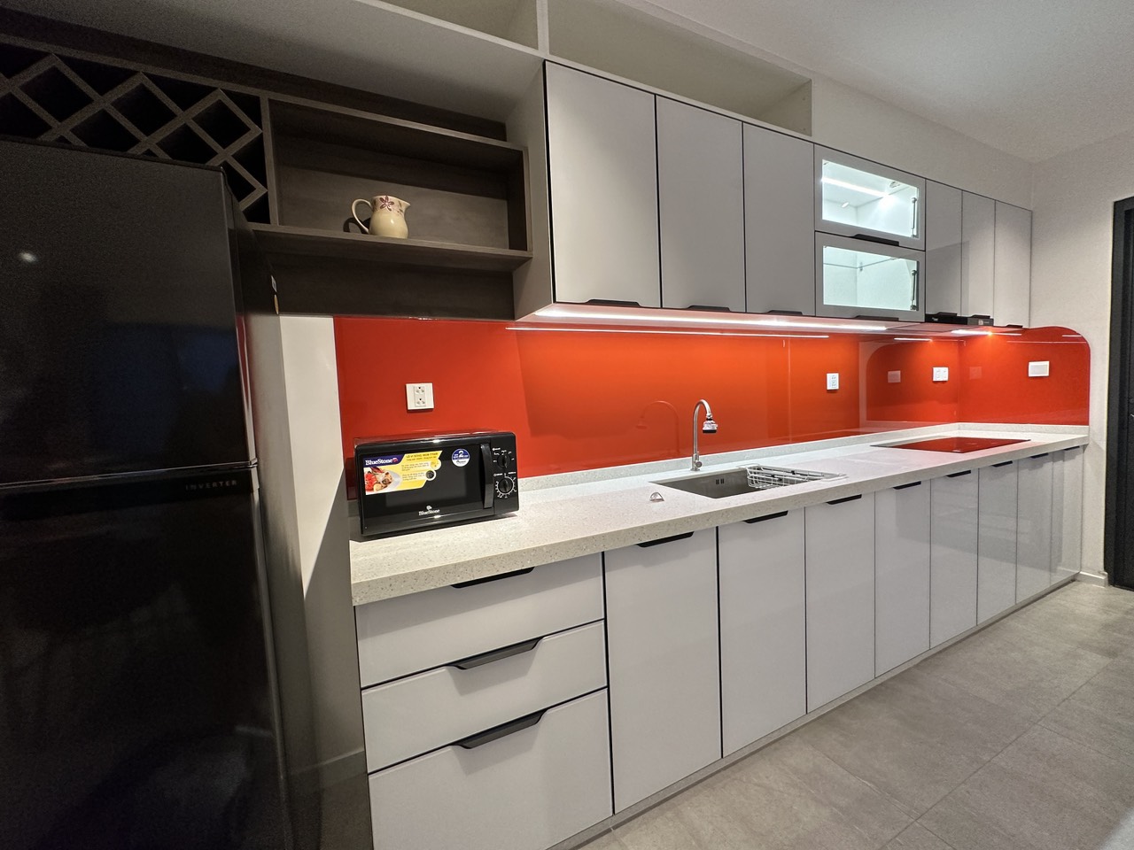 Cần cho thuê căn hộ cao cấp Antonia - Phú Mỹ Hưng. Diện tích: 81m, nội thất đầy đủ, 2 phòng ngủ, nhà mới thiết kế chưa ai ở, Giá chỉ: 24 triệu/ tháng . Khách xem nhà liên hệ: hotline Ngọc Thư - 4669