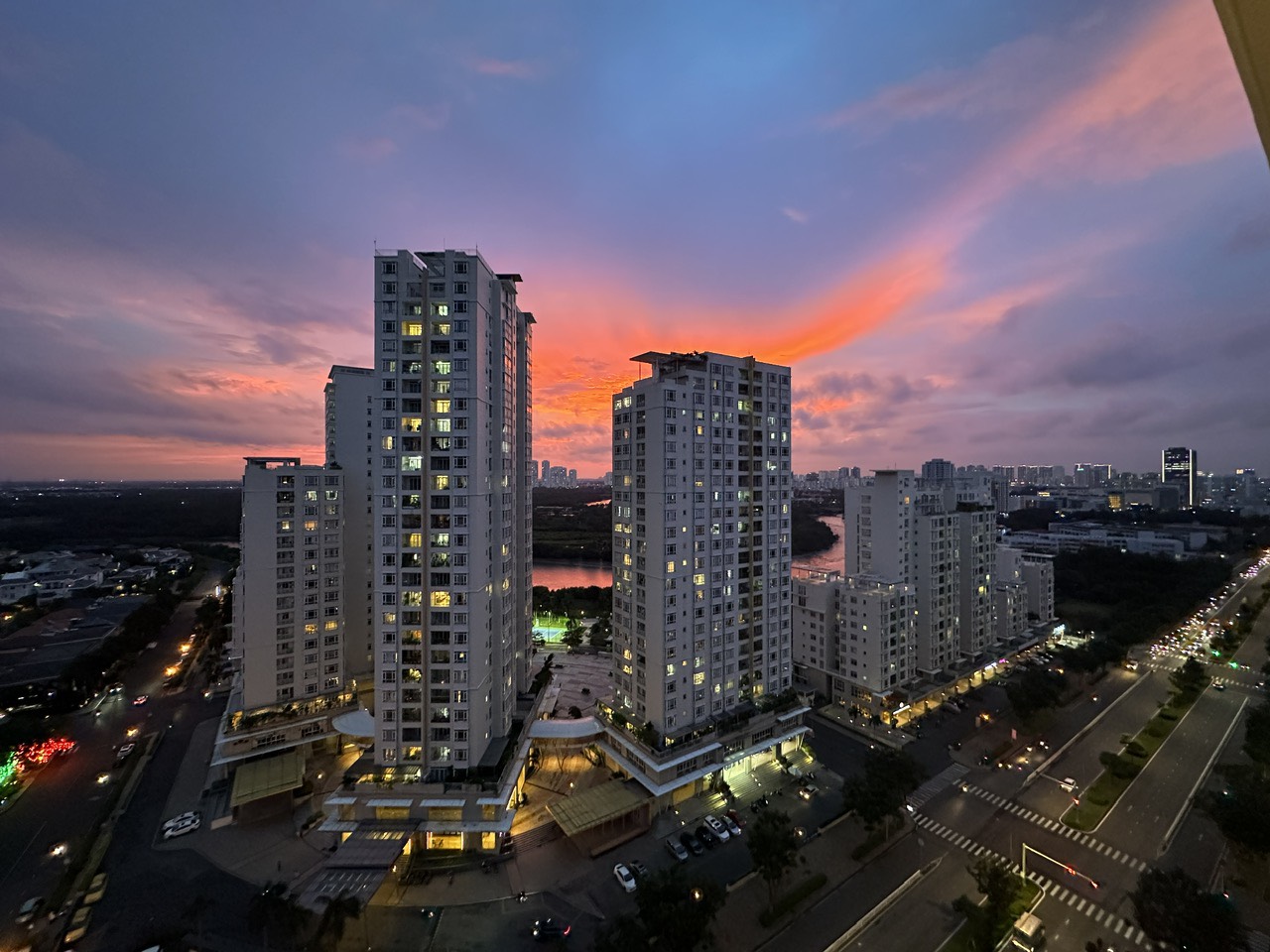 Cần cho thuê căn hộ cao cấp Antonia - Phú Mỹ Hưng. Diện tích: 81m, nội thất đầy đủ, 2 phòng ngủ, nhà mới thiết kế chưa ai ở, Giá chỉ: 24 triệu/ tháng . Khách xem nhà liên hệ: hotline Ngọc Thư - 4674