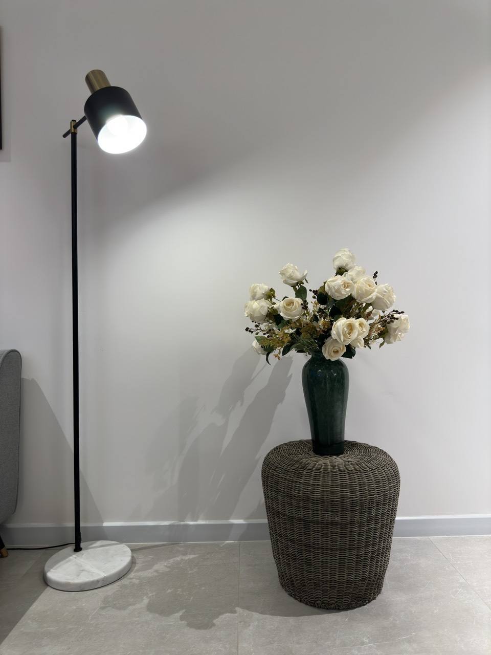 Cần cho thuê căn hộ cao cấp Antonia - Phú Mỹ Hưng. Diện tích: 81m, nội thất đầy đủ, 2 phòng ngủ, nhà mới thiết kế chưa ai ở, Giá chỉ: 24 triệu/ tháng . Khách xem nhà liên hệ: hotline Ngọc Thư - 4672