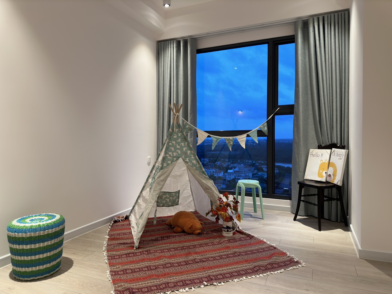 Cần cho thuê căn hộ cao cấp Antonia - Phú Mỹ Hưng. Diện tích: 81m, nội thất đầy đủ, 2 phòng ngủ, nhà mới thiết kế chưa ai ở, Giá chỉ: 24 triệu/ tháng . Khách xem nhà liên hệ: hotline Ngọc Thư - 4667