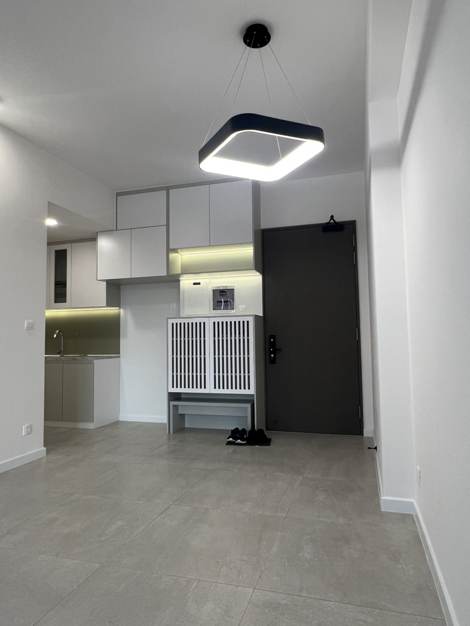 Cần cho thuê căn hộ cao cấp Antonia - Phú Mỹ Hưng. Diện tích: 80m, nội thất cơ bản, 2 phòng ngủ, nhà mới thiết kế chưa ai ở, Giá chỉ: 20 triệu/ tháng . Khách xem nhà liên hệ: hotline Ngọc Thư