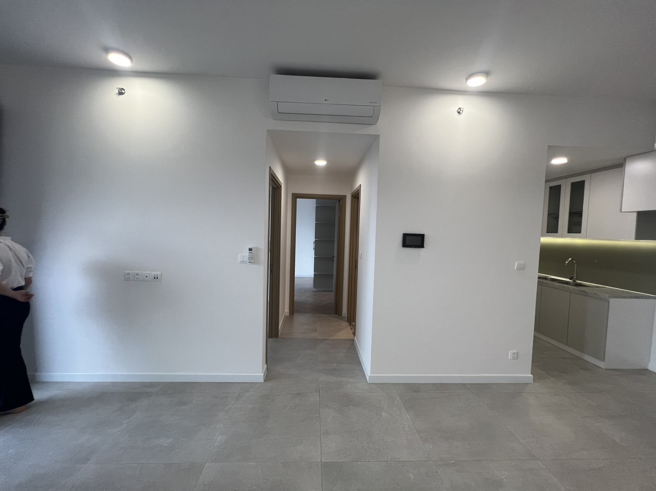 Cần cho thuê căn hộ cao cấp Antonia - Phú Mỹ Hưng. Diện tích: 80m, nội thất cơ bản, 2 phòng ngủ, nhà mới thiết kế chưa ai ở, Giá chỉ: 20 triệu/ tháng . Khách xem nhà liên hệ: hotline Ngọc Thư - 4687