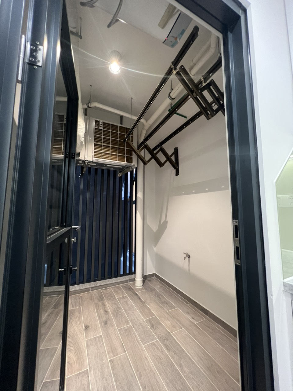 Cần cho thuê căn hộ cao cấp Antonia - Phú Mỹ Hưng. Diện tích: 80m, nội thất cơ bản, 2 phòng ngủ, nhà mới thiết kế chưa ai ở, Giá chỉ: 20 triệu/ tháng . Khách xem nhà liên hệ: hotline Ngọc Thư - 4690