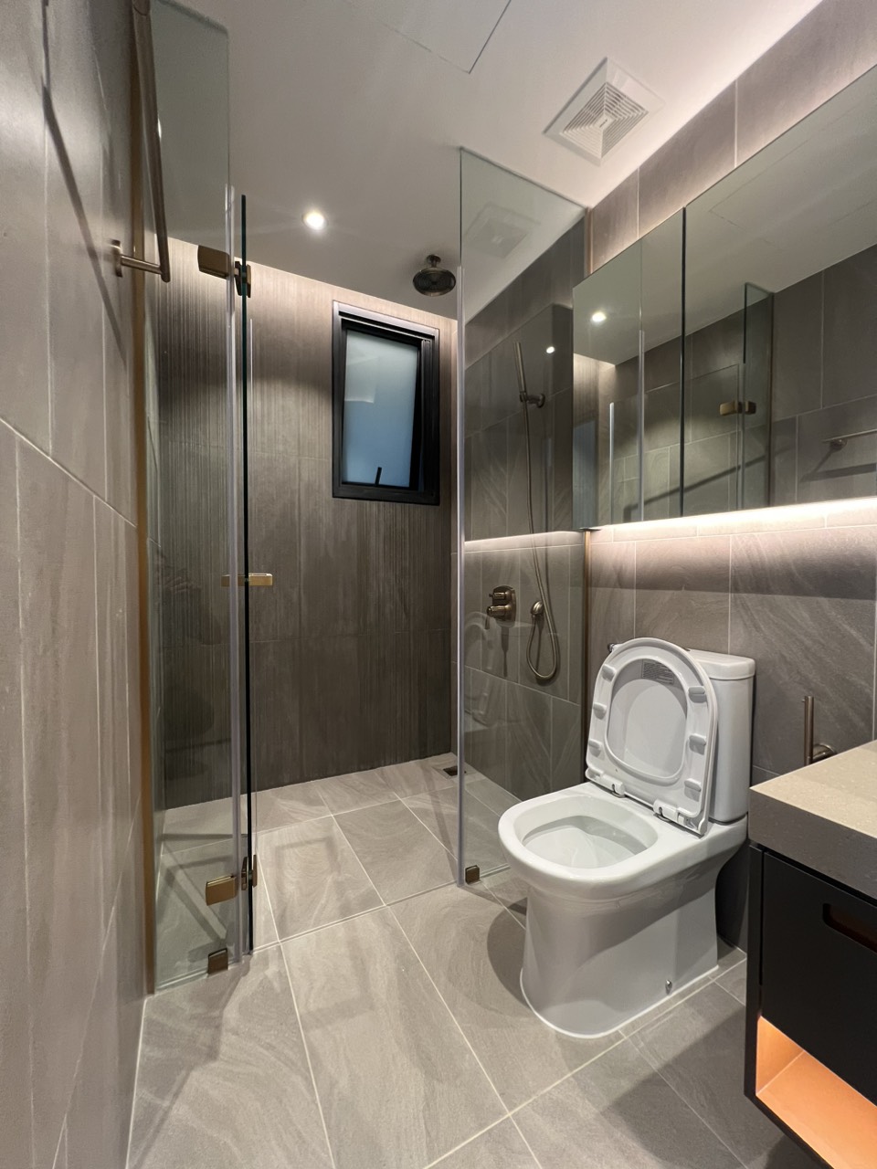 Cần cho thuê căn hộ cao cấp Antonia - Phú Mỹ Hưng. Diện tích: 80m, nội thất cơ bản, 2 phòng ngủ, nhà mới thiết kế chưa ai ở, Giá chỉ: 20 triệu/ tháng . Khách xem nhà liên hệ: hotline Ngọc Thư - 4691