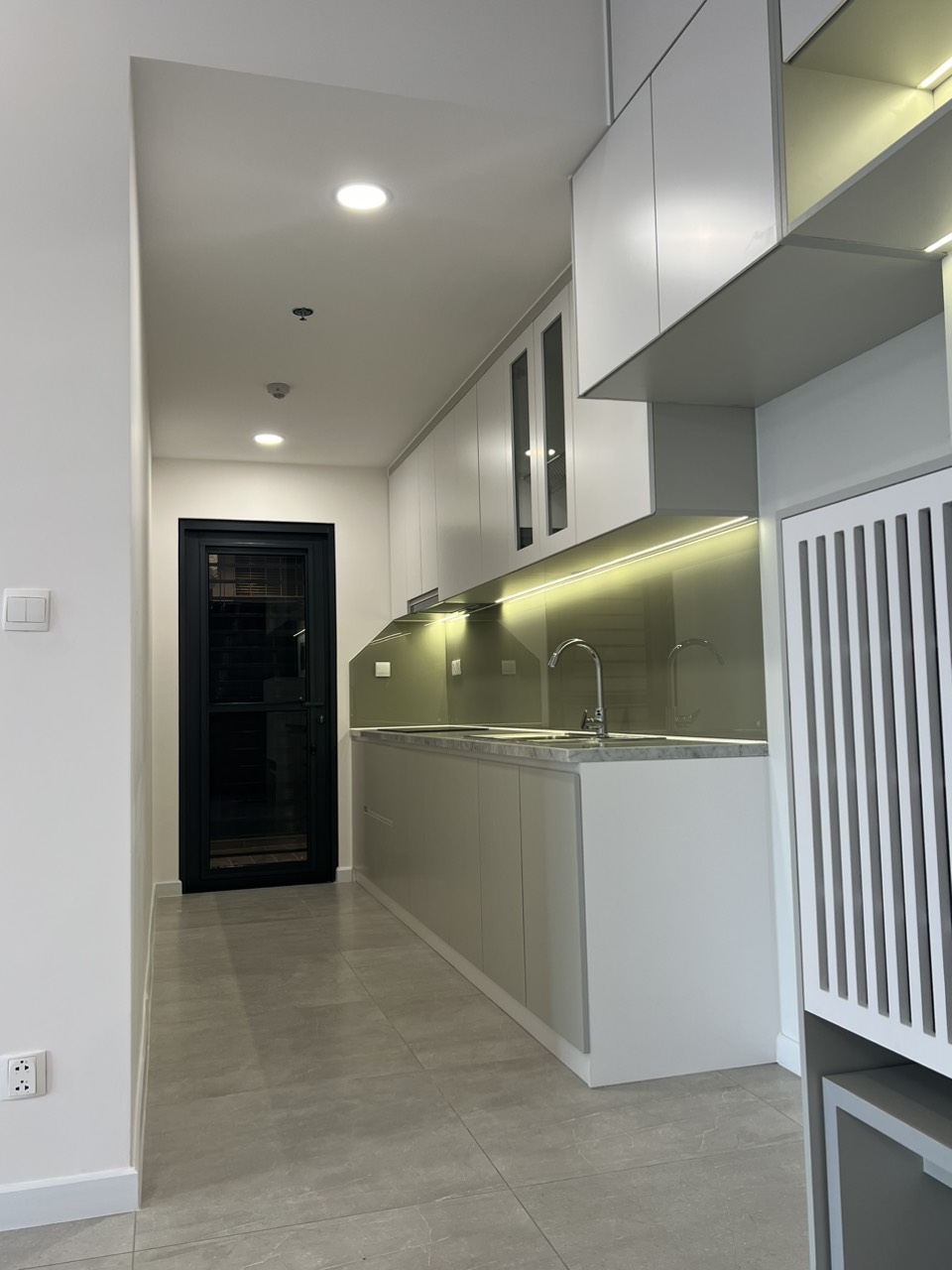 Cần cho thuê căn hộ cao cấp Antonia - Phú Mỹ Hưng. Diện tích: 80m, nội thất cơ bản, 2 phòng ngủ, nhà mới thiết kế chưa ai ở, Giá chỉ: 20 triệu/ tháng . Khách xem nhà liên hệ: hotline Ngọc Thư - 4686