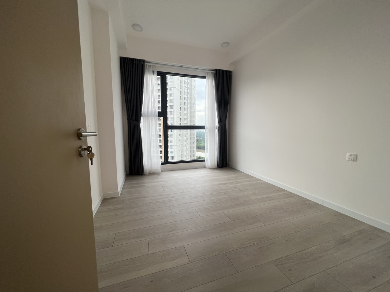 Cần cho thuê căn hộ cao cấp Antonia - Phú Mỹ Hưng. Diện tích: 80m, nội thất cơ bản, 2 phòng ngủ, nhà mới thiết kế chưa ai ở, Giá chỉ: 20 triệu/ tháng . Khách xem nhà liên hệ: hotline Ngọc Thư - 4689