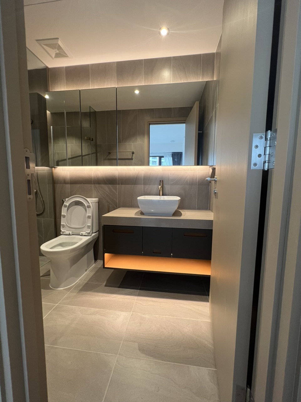 Cần cho thuê căn hộ cao cấp Antonia - Phú Mỹ Hưng. Diện tích: 80m, nội thất cơ bản, 2 phòng ngủ, nhà mới thiết kế chưa ai ở, Giá chỉ: 20 triệu/ tháng . Khách xem nhà liên hệ: hotline Ngọc Thư - 4692