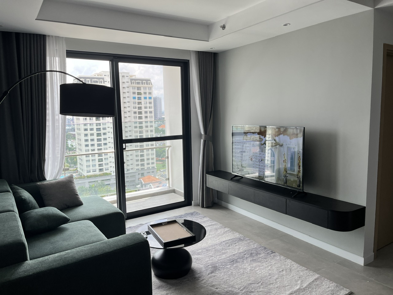 Cần cho thuê căn hộ cao cấp Antonia - Phú Mỹ Hưng. Diện tích: 81,56m, nội thất đầy đủ, 2 phòng ngủ, view biệt thự không bị ồn, nhà mới thiết kế chưa ai ở, Giá chỉ: 25 triệu/ tháng . Khách xem nhà liên hệ: hotline Ngọc Thư - 4775