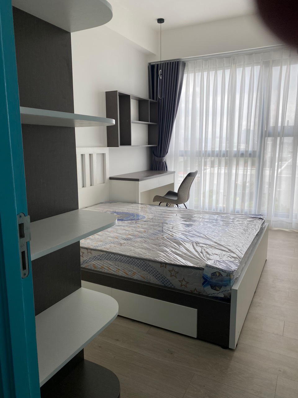 Cần cho thuê căn hộ cao cấp Antonia - Phú Mỹ Hưng. Diện tích: 87m, nội thất đầy đủ, 2 phòng ngủ, view biệt thự, nhà mới thiết kế chưa ai ở, Giá chỉ: 26 triệu/ tháng, có ô đậu xe tầng hầm . Khách xem nhà liên hệ: hotline Ngọc Thư ( zalo, viber) - 4786